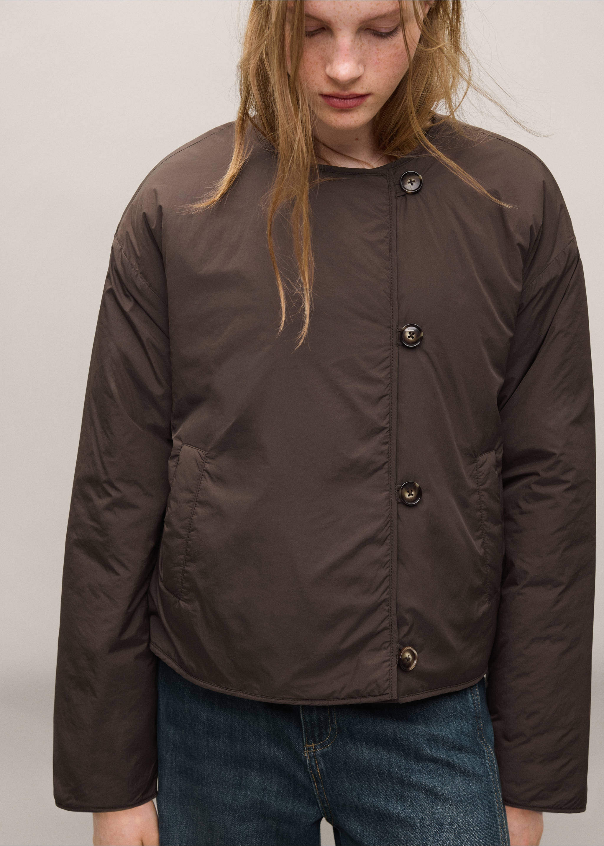Anorak marrón oscuro con cuello redondo y botones asimétricos., Marrón. Ref: 37047887-00.