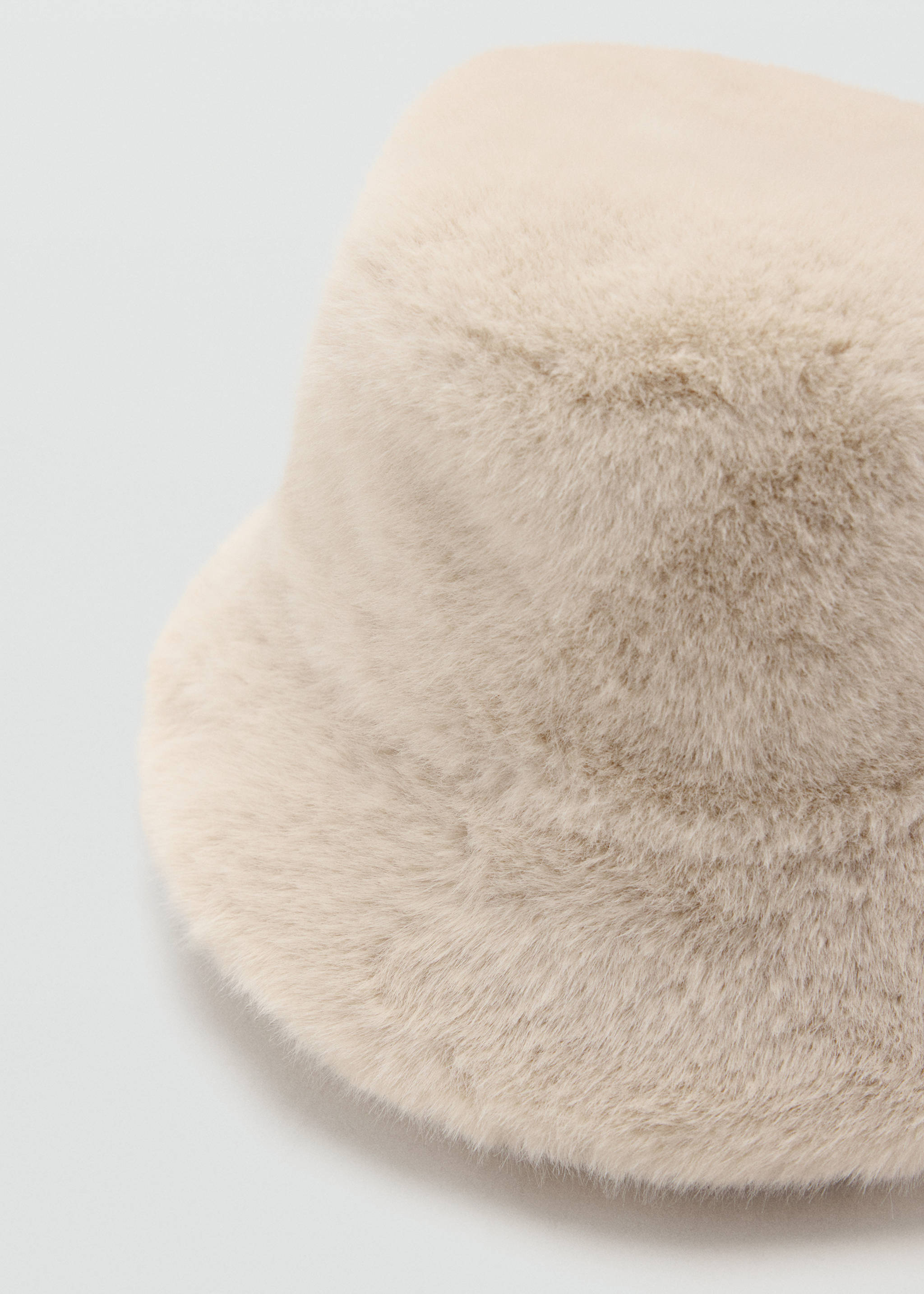 Bonnet effet fourrure - Plan moyen