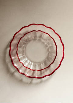 Wavy-edged glass plate — Red 1