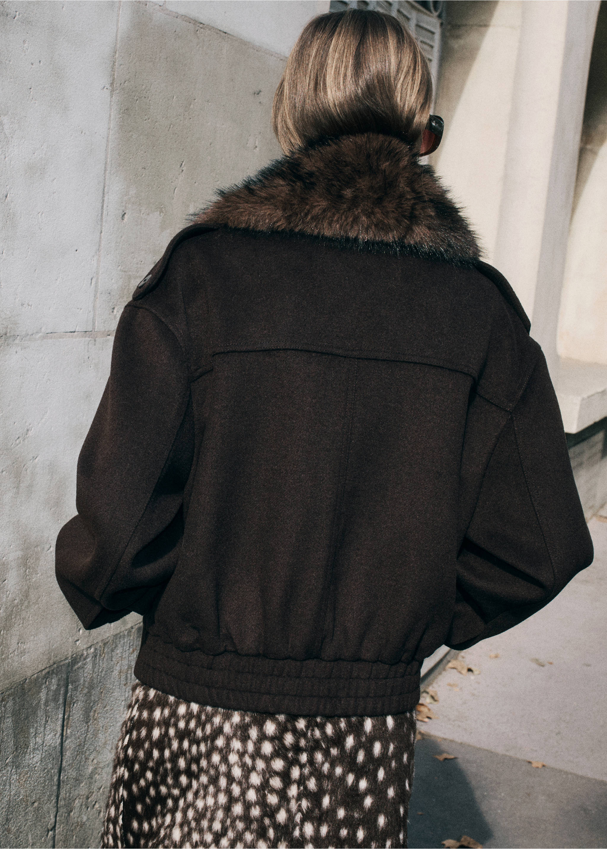 Dark brown jacket with faux-fur collar, shown from the back., Chocolate. Ref: 37047922-00.