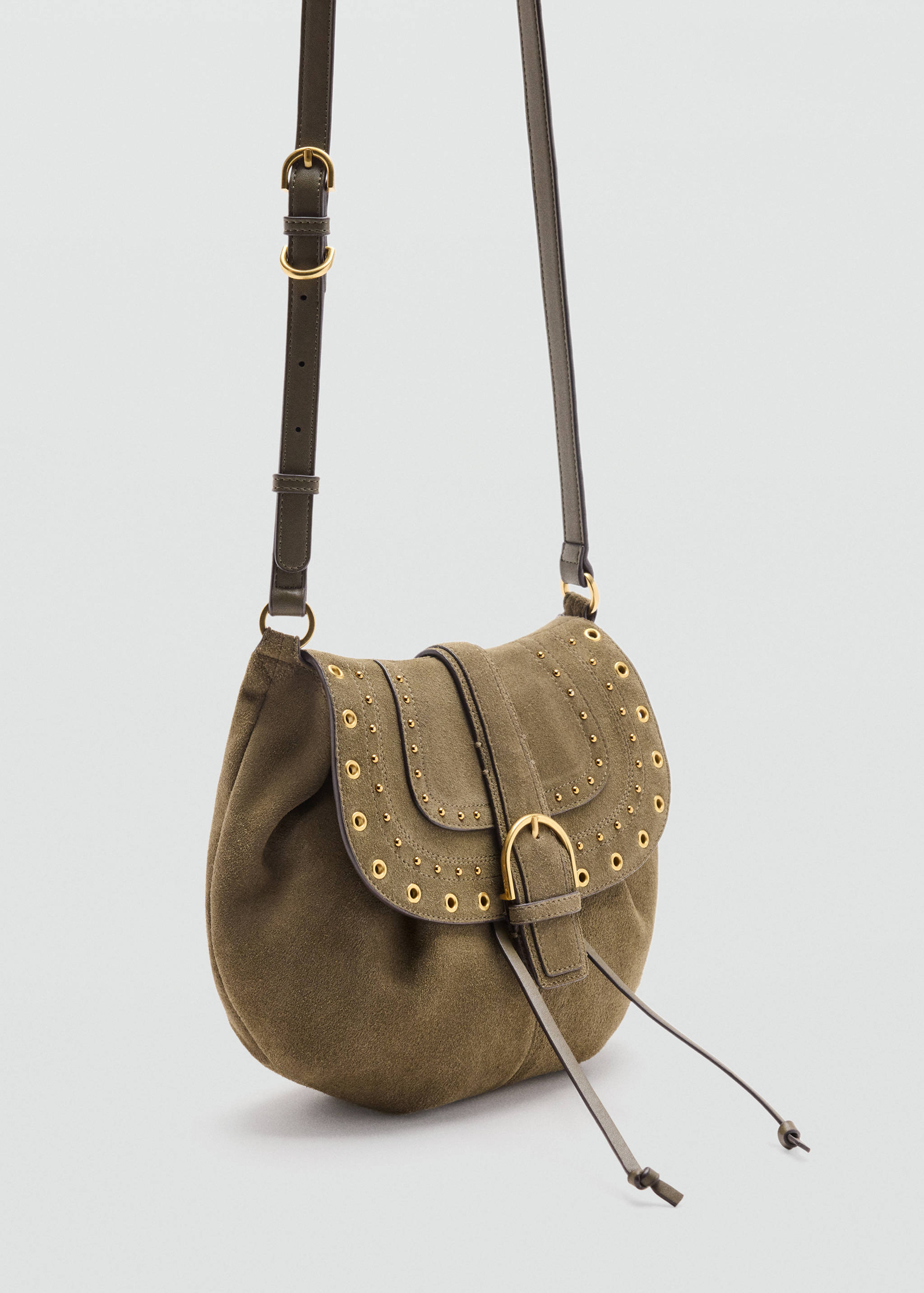 Sac en cuir suédé à clous - Plan moyen
