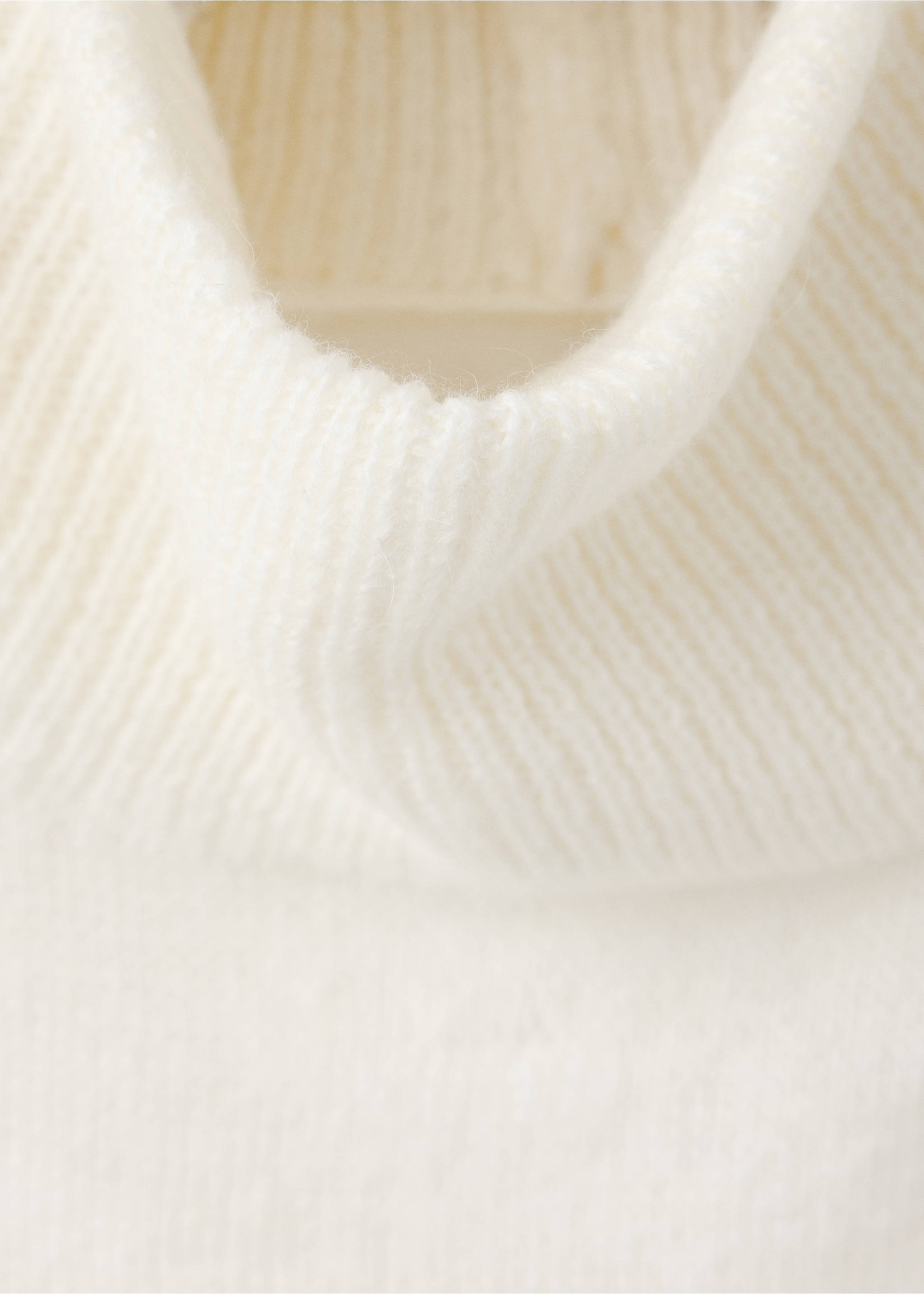 Turtleneck knit top - Details of the article 8, Ecru. Ref: 37047938-00.