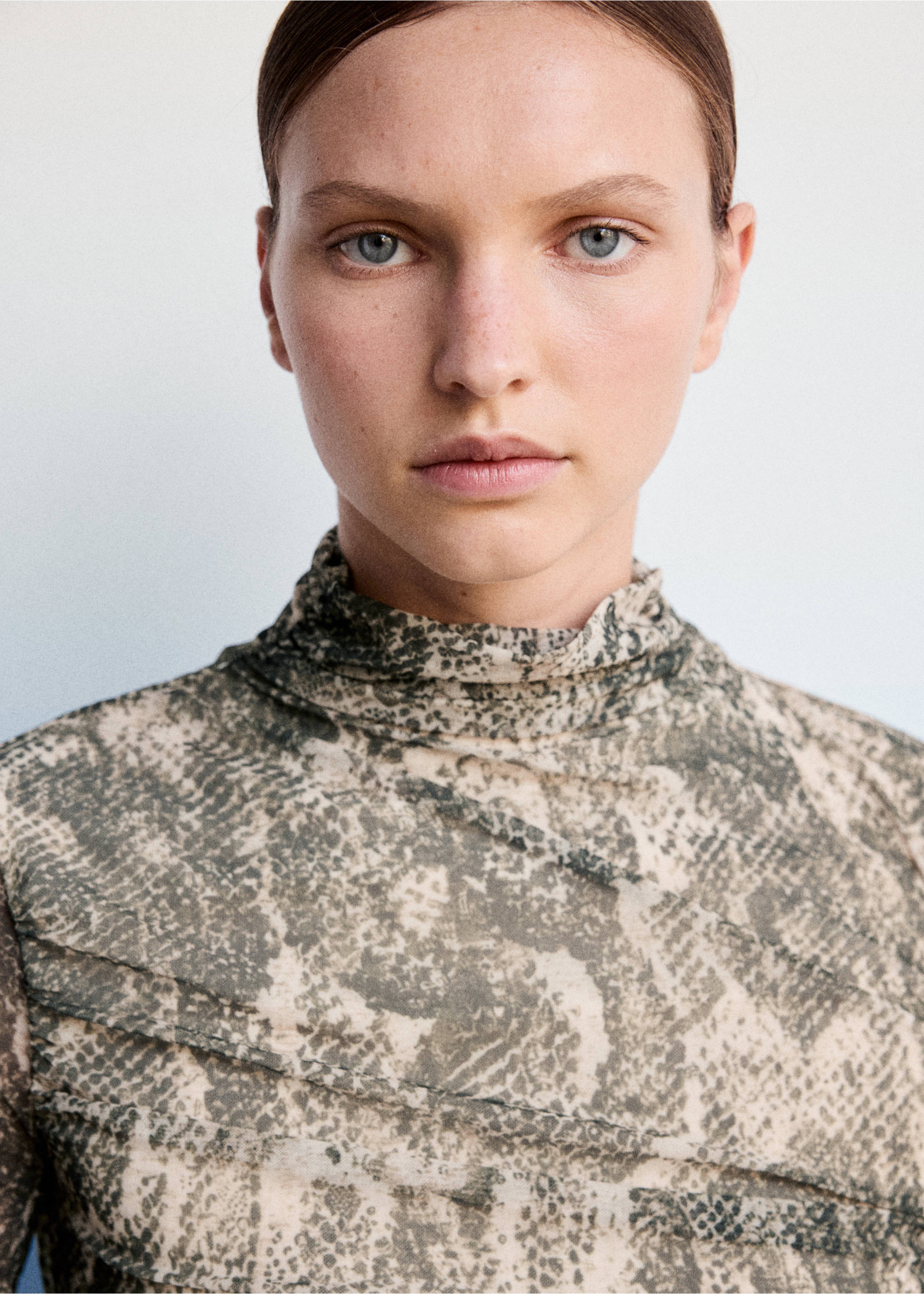 Animal print ruched T-shirt - Details of the article 1, Sand. Ref: 37047939-00.