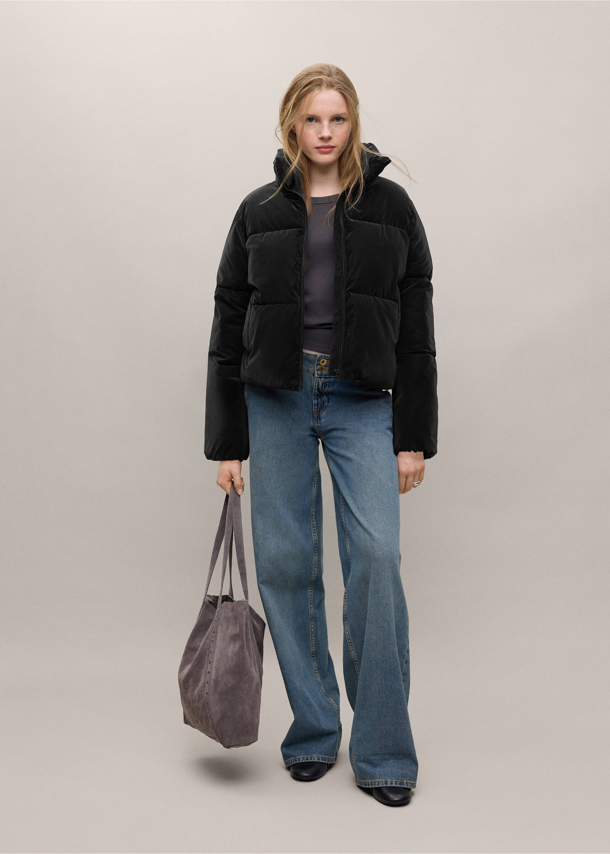 Anorak plumas corto negro de cuello alto, combinado con pantalón vaquero azul y bolso tote., Negro. Ref: 37048263-00.