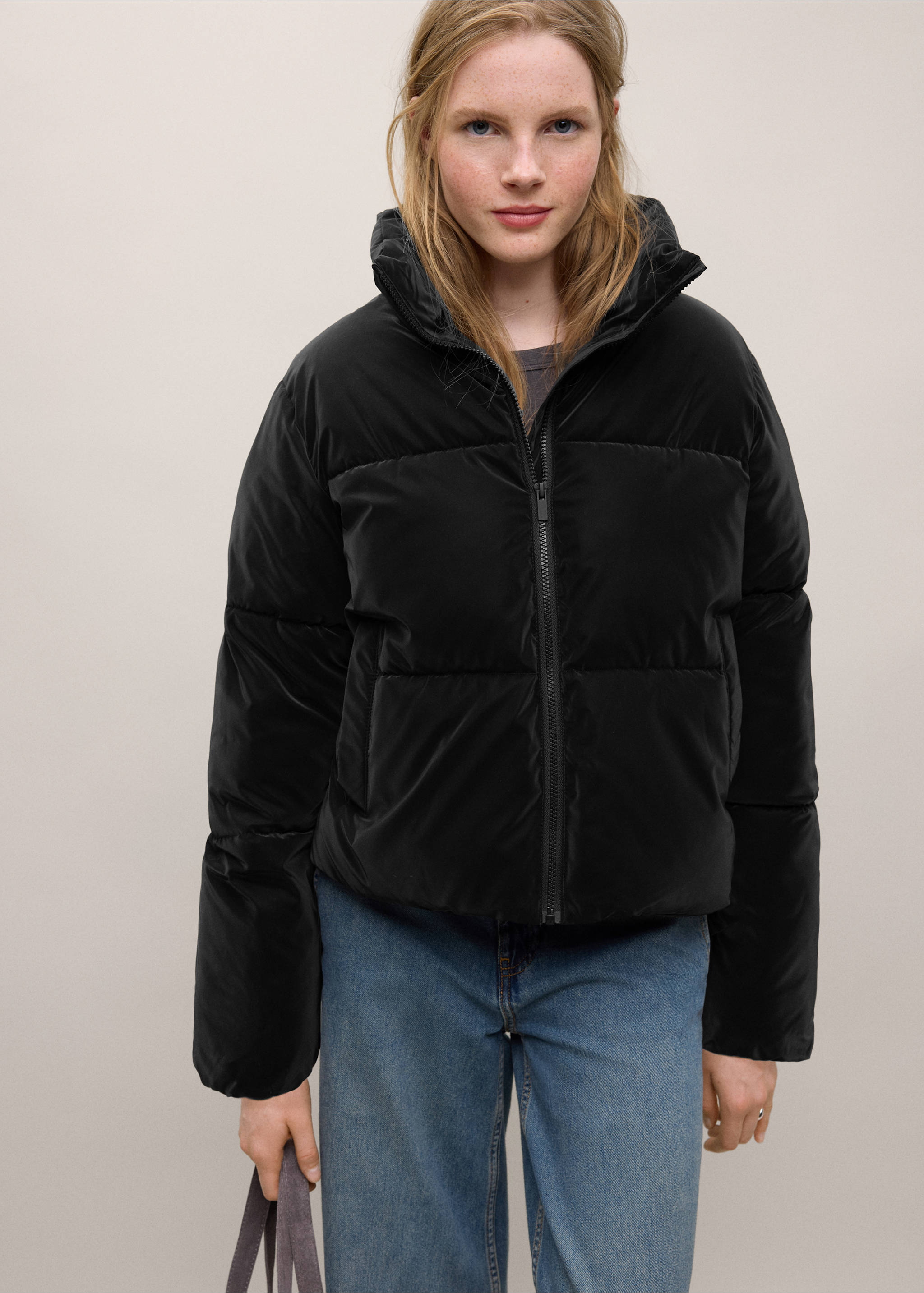 Anorak acolchado negro con cuello alto y cremallera delantera., Negro. Ref: 37048263-00.