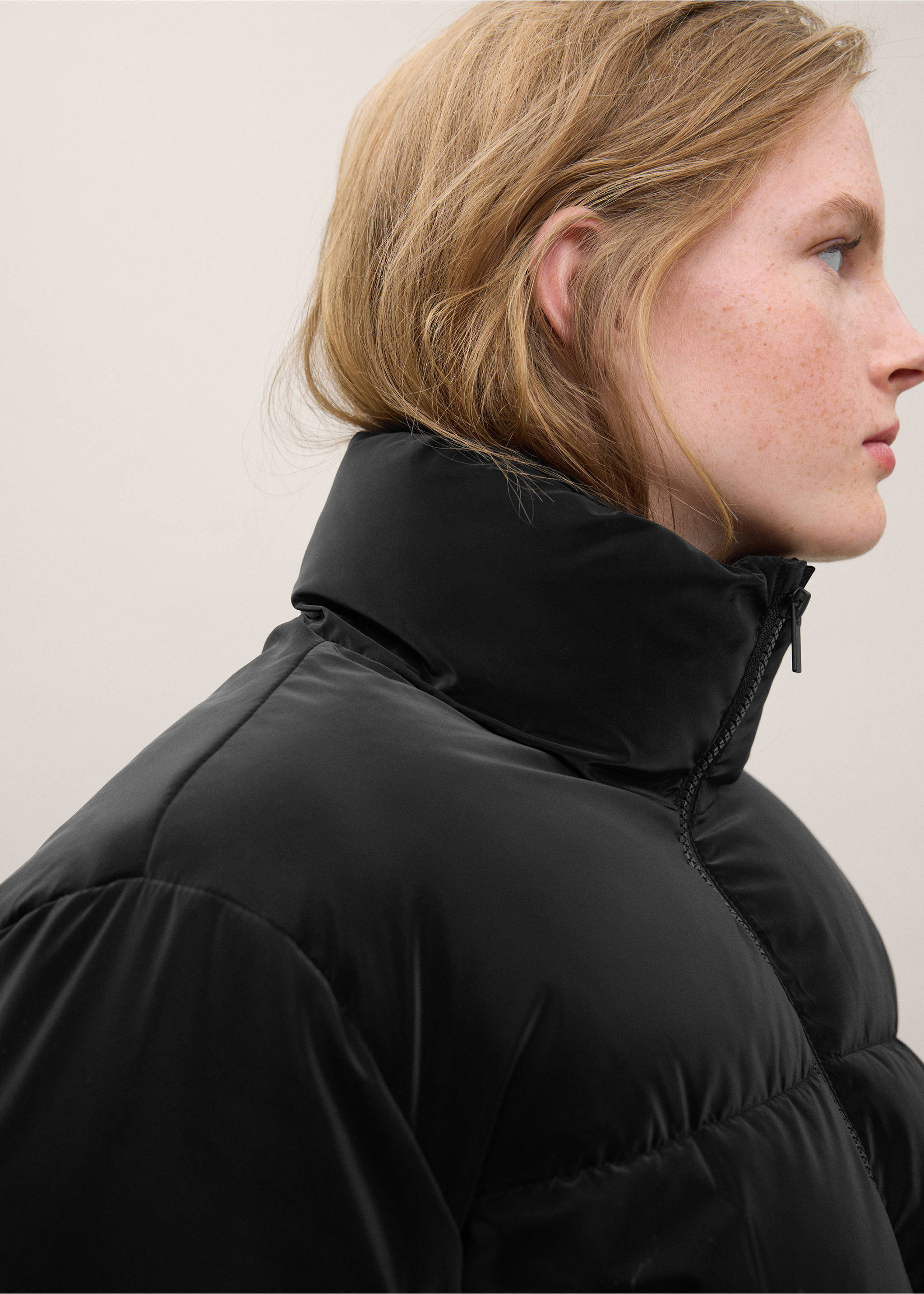 Primer plano de un anorak negro con cuello alto y cremallera delantera., Negro. Ref: 37048263-00.