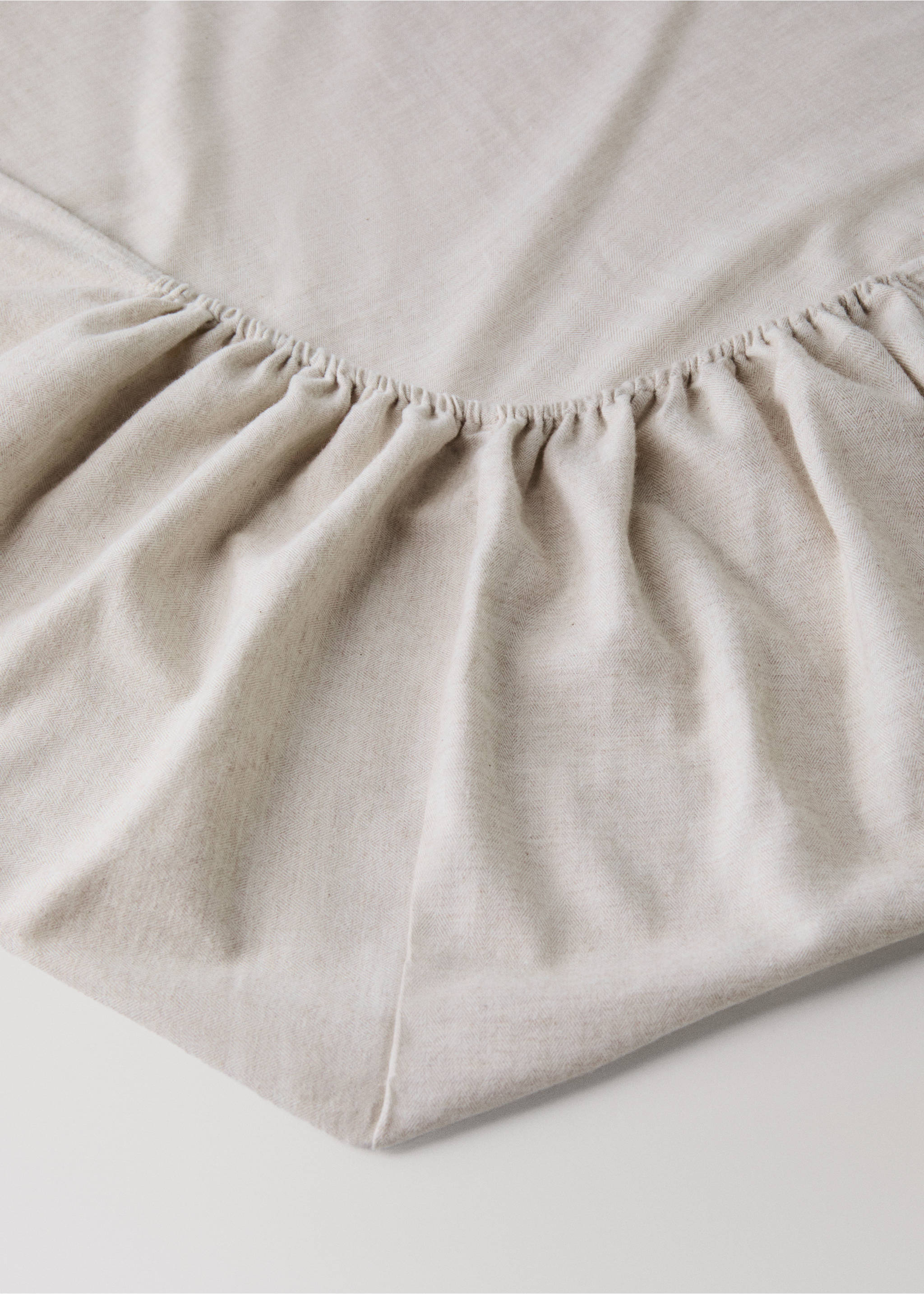 Light beige fitted sheet detail showcasing the elasticated corner., Sand. Ref: 37048268-00.