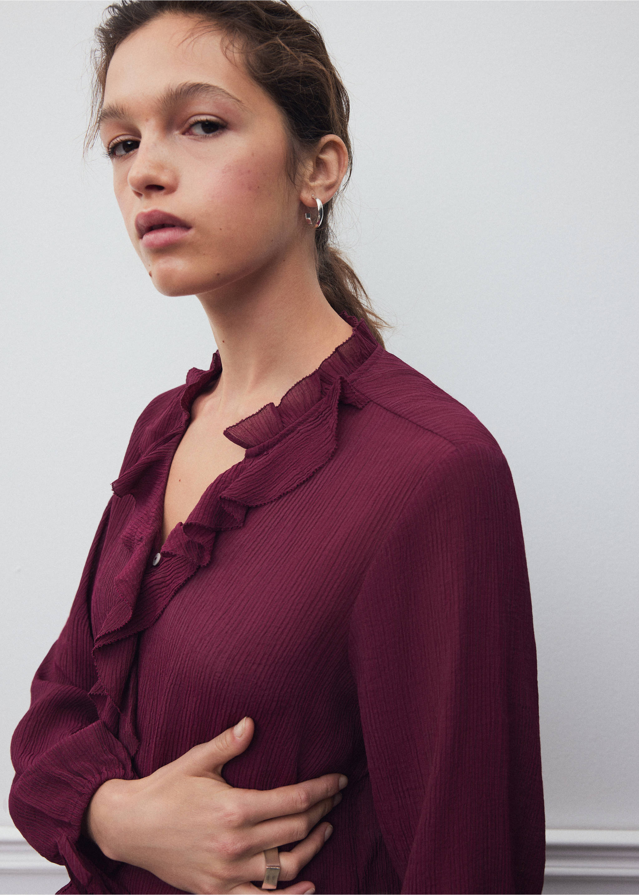 Plum purple textured shirt with ruffled V-neck and long sleeves., Blackberry. Ref: 37048274-00.