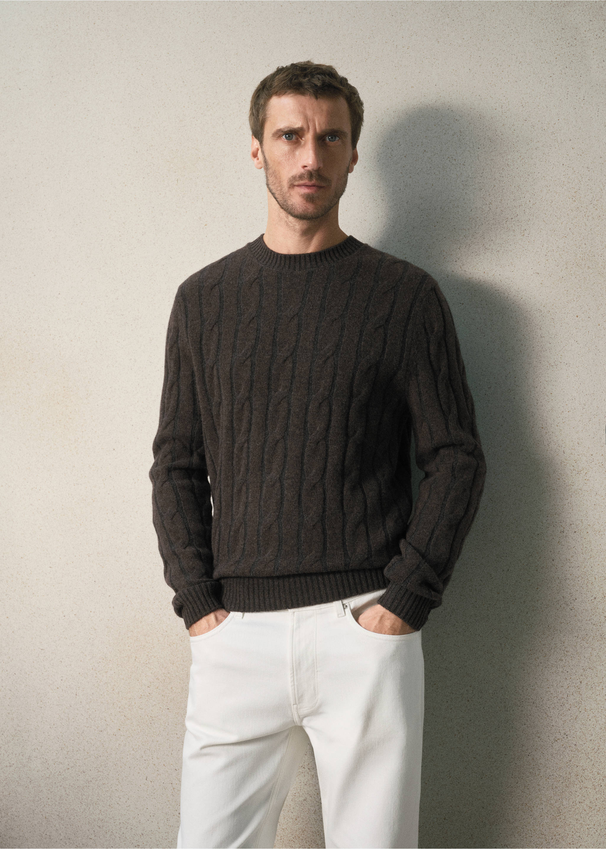 Pull-over laine maille tressée - Plan moyen, Chocolat. Ref: 37048275-00.