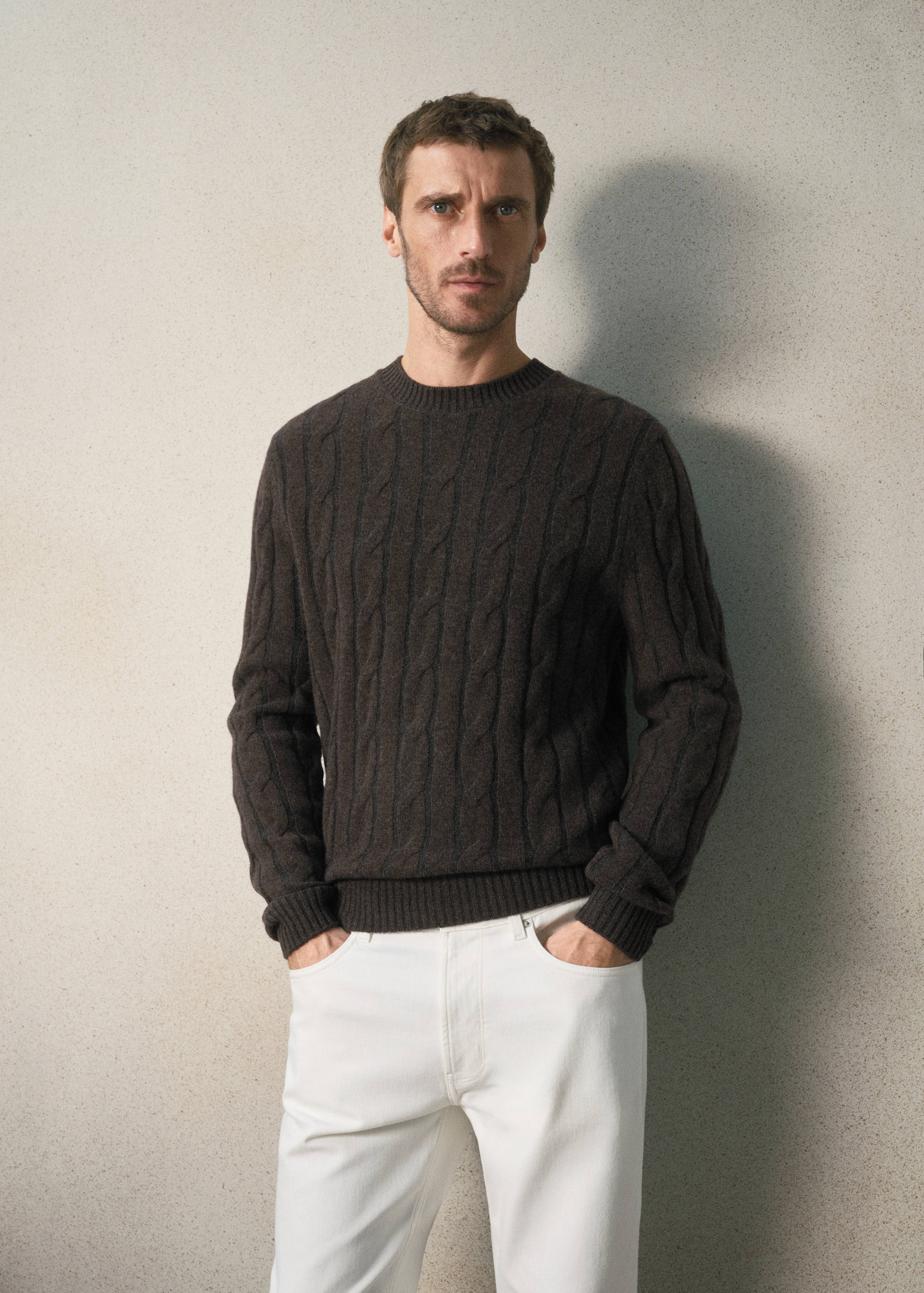 Dark brown cable-knit jersey with a crew neck and ribbed trims.