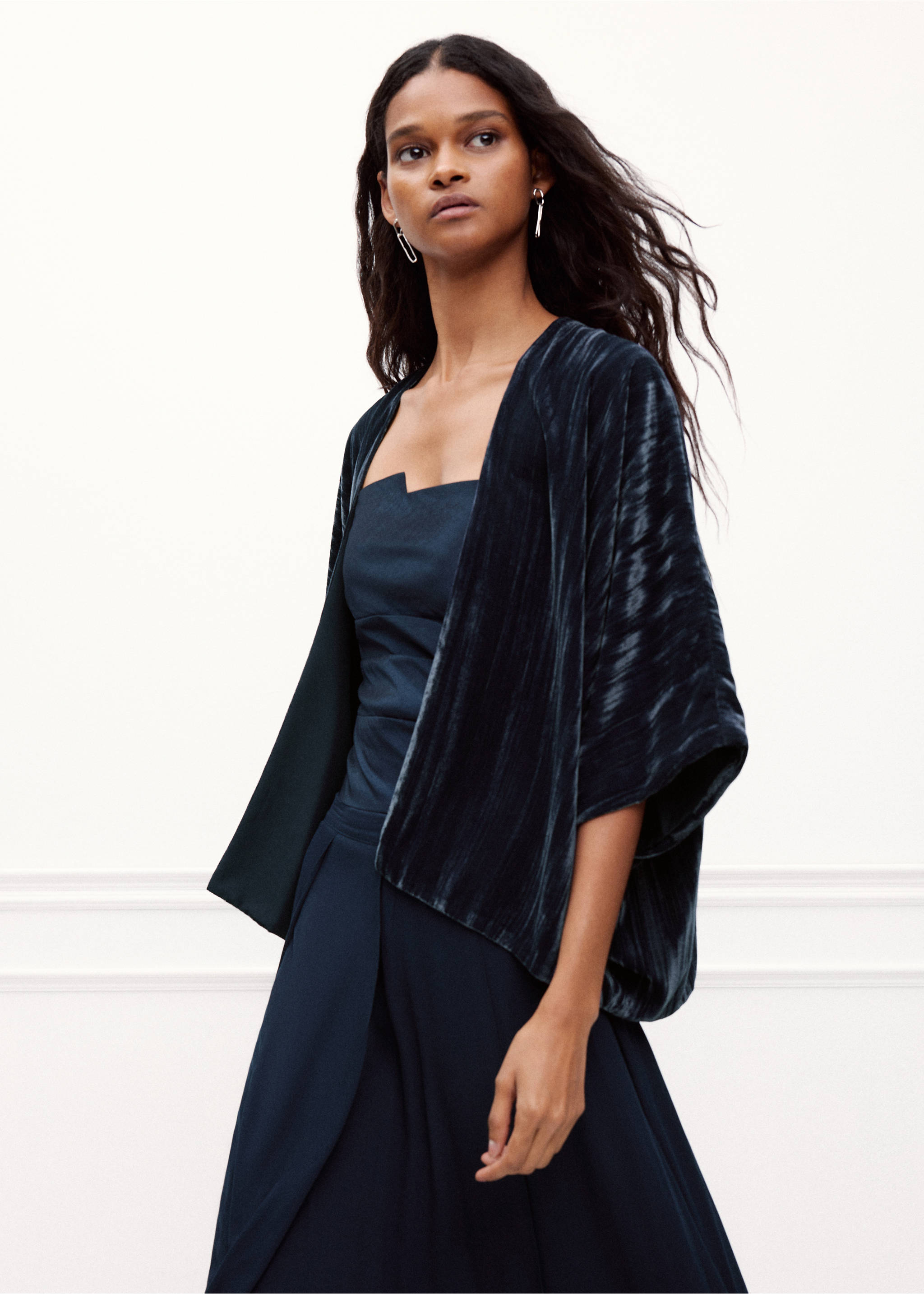 Dark velvet blazer with open front and wide three-quarter sleeves., Navy. Ref: 37048280-00.