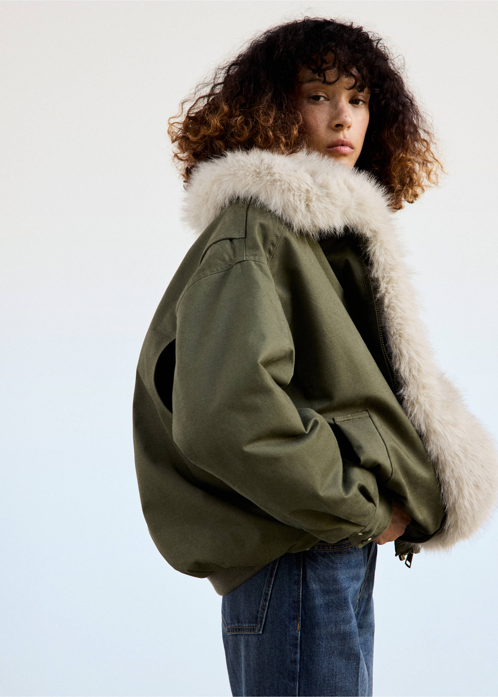 Parka col fourrure amovible - Plan moyen, Kaki. Ref: 37048630-01.