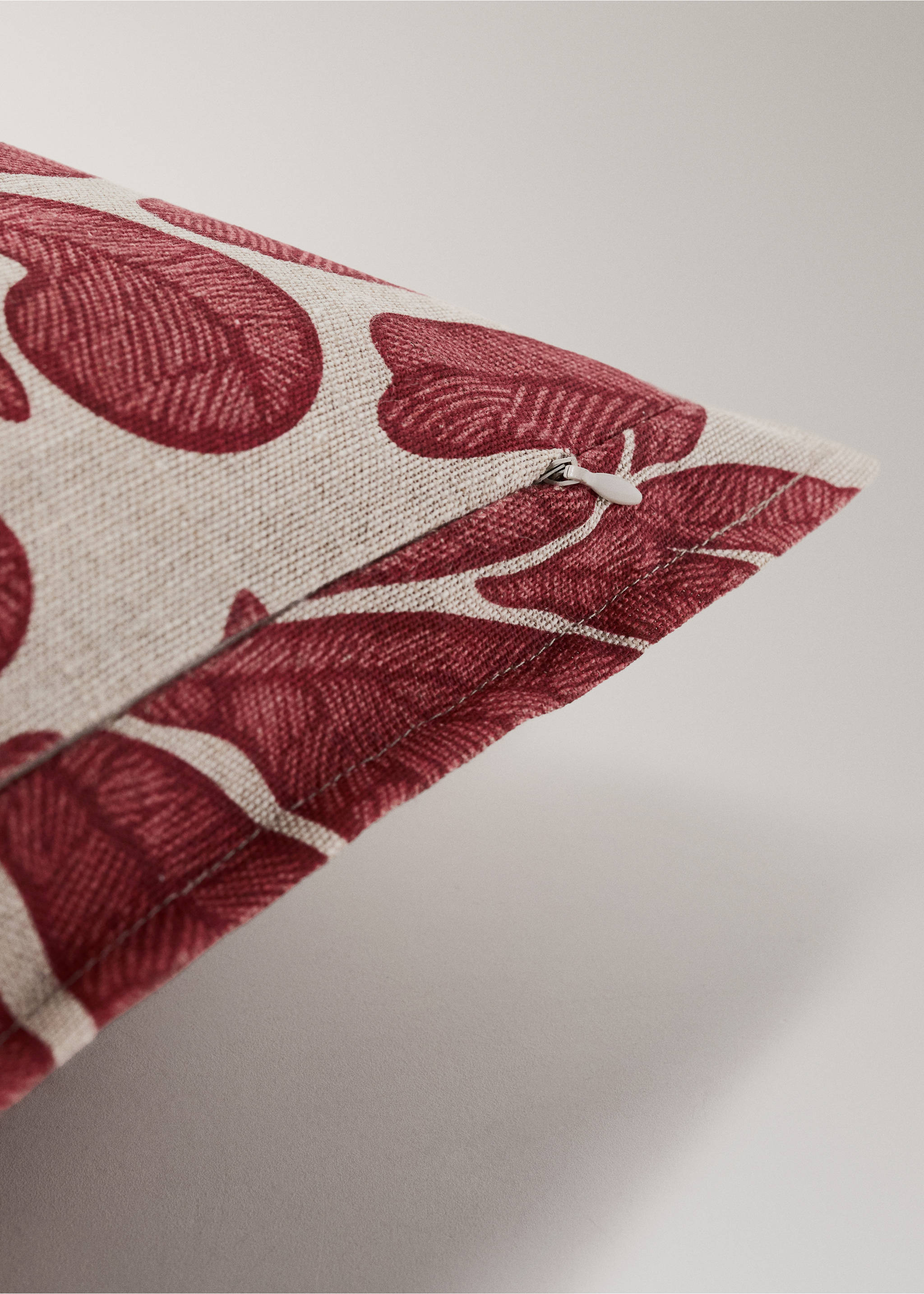 Blommigt kuddfodral i linne och bomull med stickningsdetalj 50x50 cm - Detaljer om artikeln 2, Röd. Ref: 37048637-00.