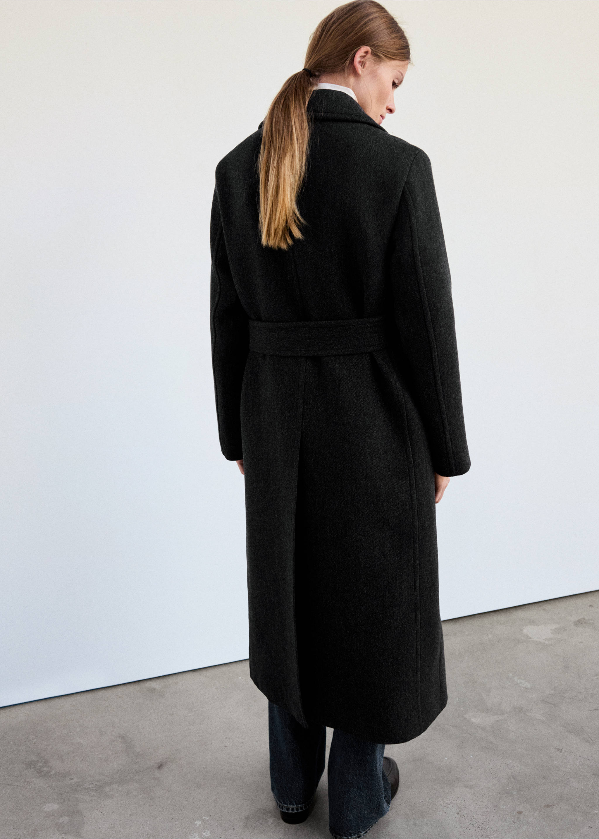 Dark grey belted long coat, back view, Grey. Ref: 37048640-00.