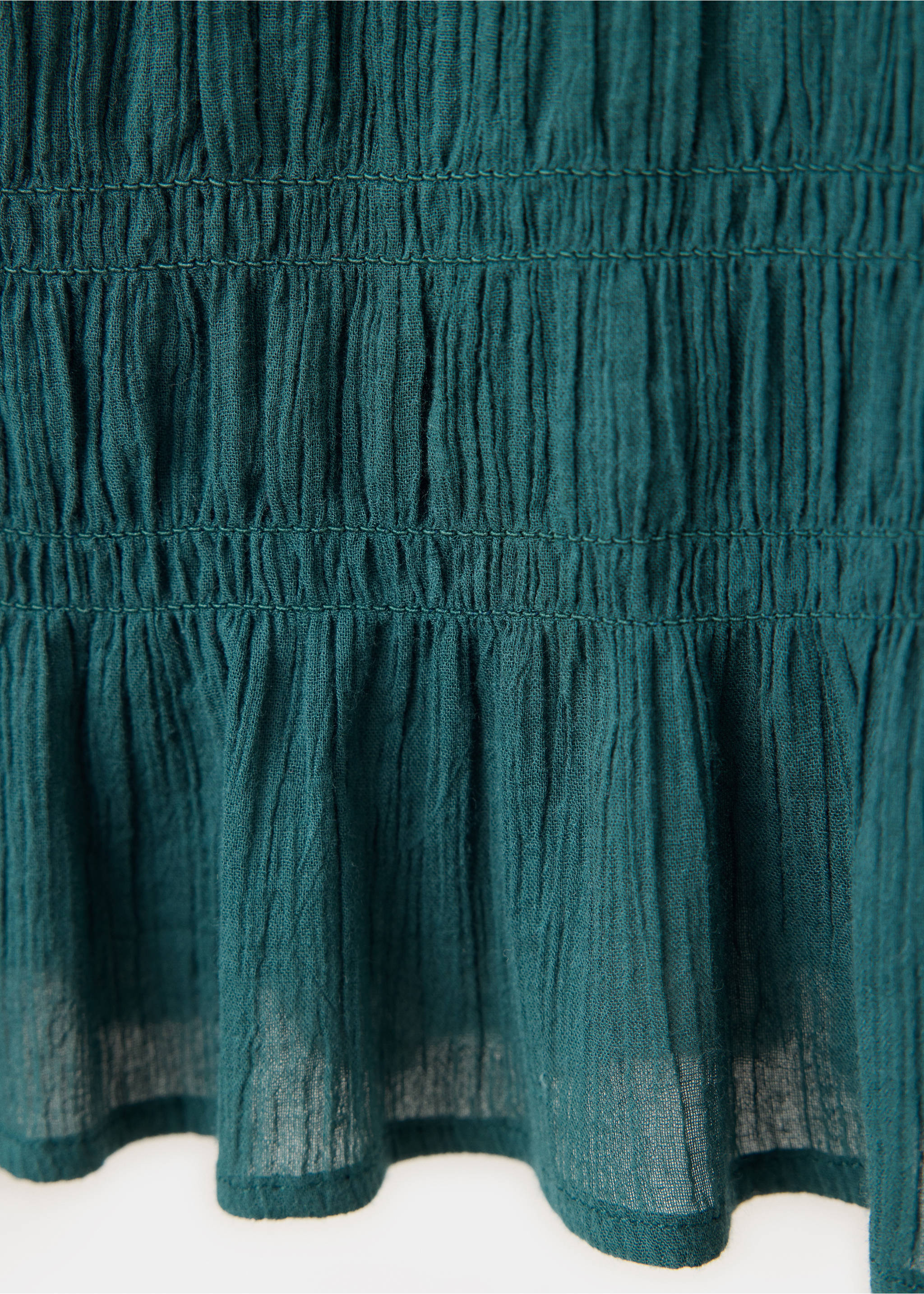 Detalle del tejido de blusa en verde azulado oscuro con textura arrugada y filas nido de abeja., Azul petróleo. Ref: 37049116-00.