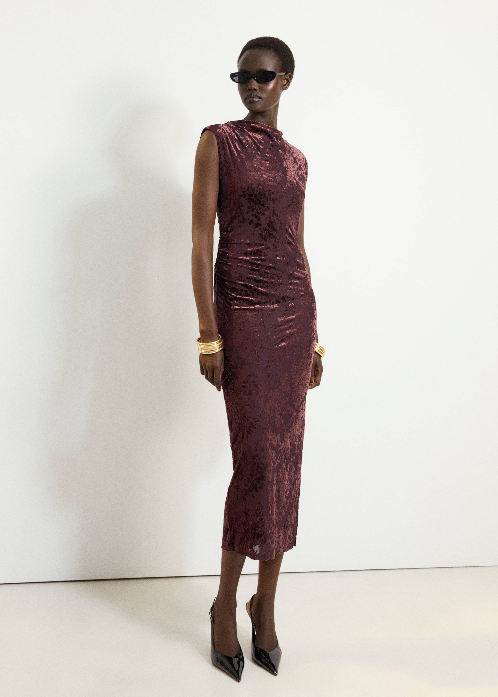 Vestido midi de terciopelo arrugado de ciruela con cuello alto drapeado.