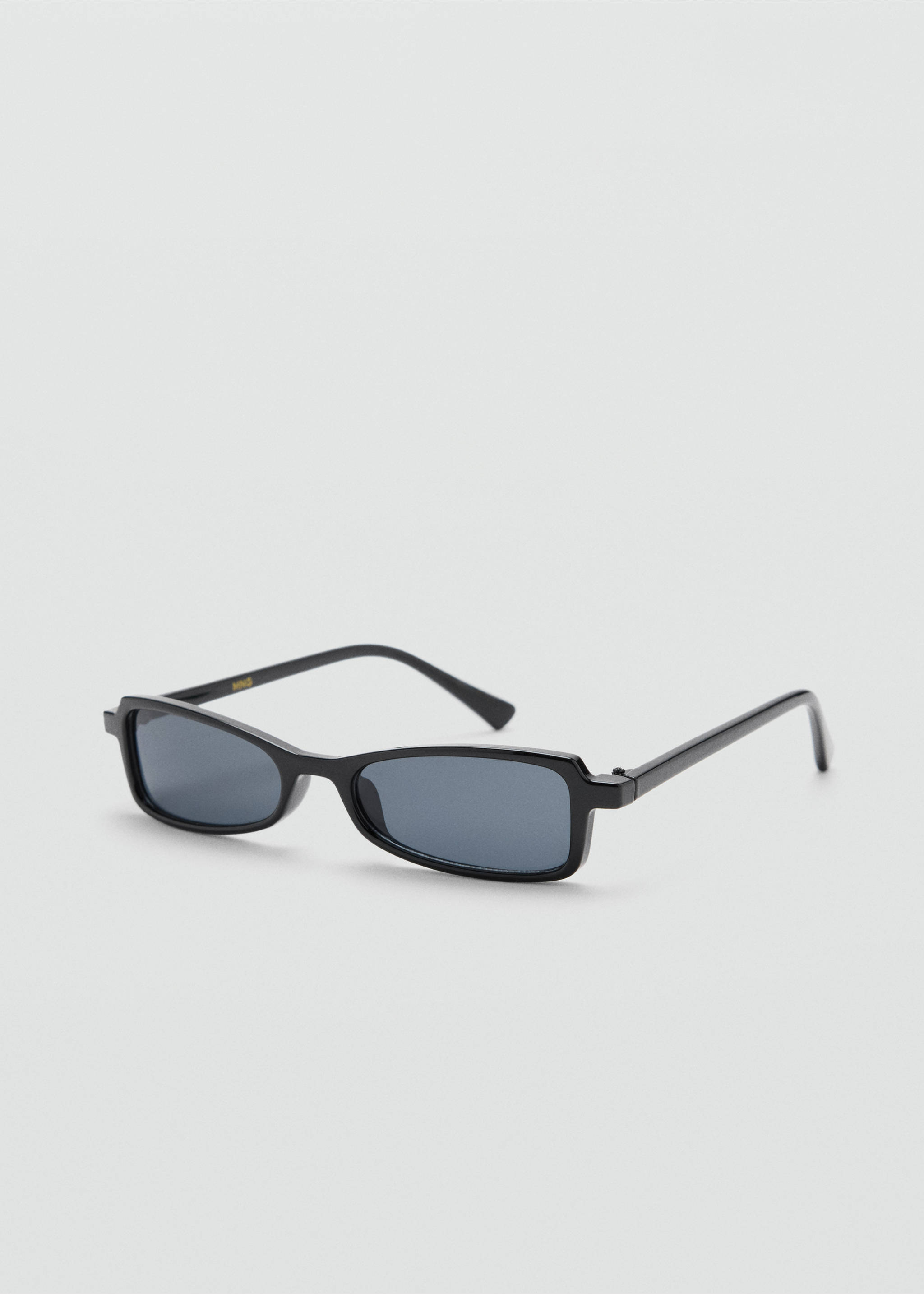 Gafas de sol rectangulares negras con lentes tintadas oscuras., Negro. Ref: 37049138-00.