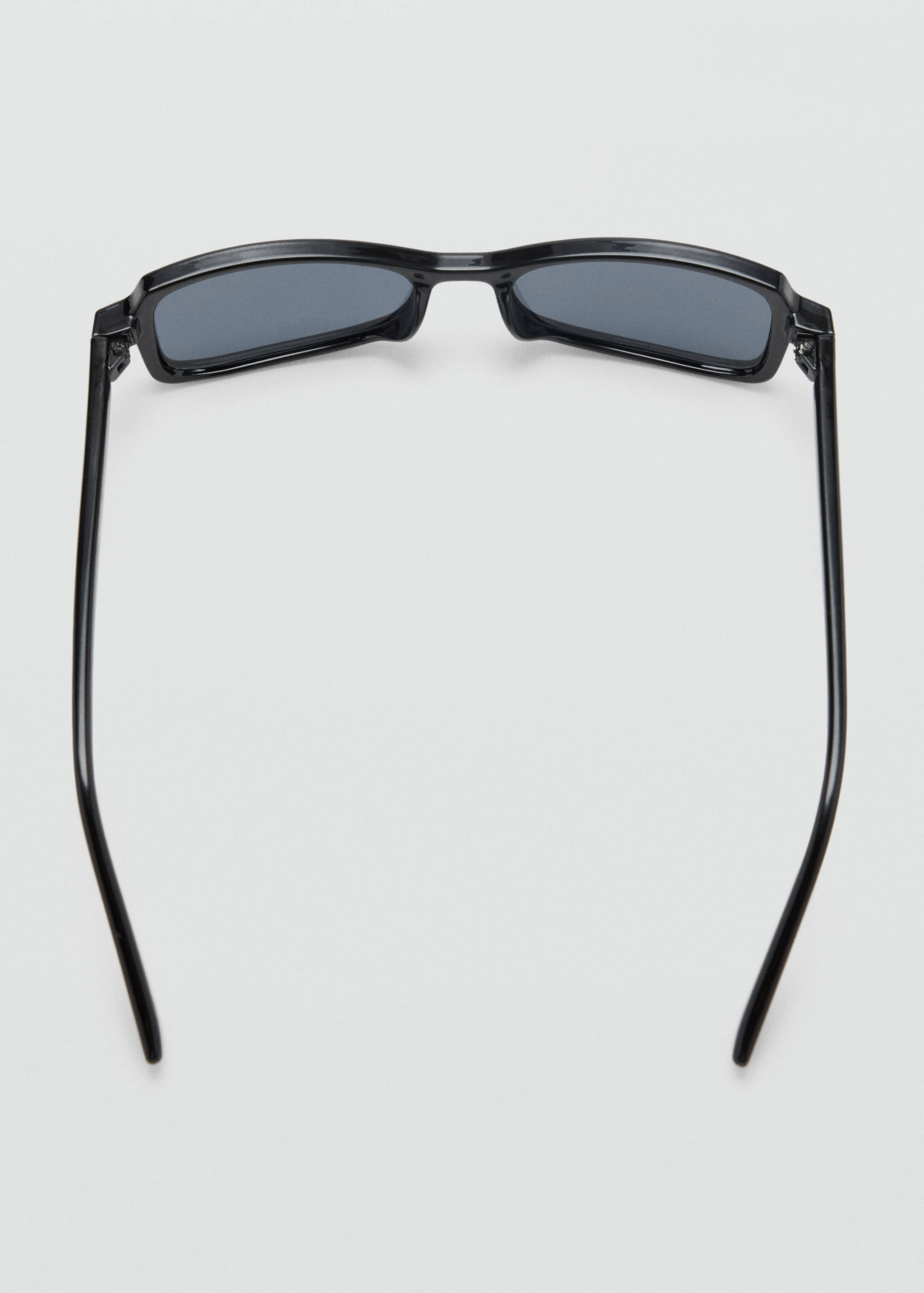 Gafas de sol rectangulares negras vistas desde atrás.