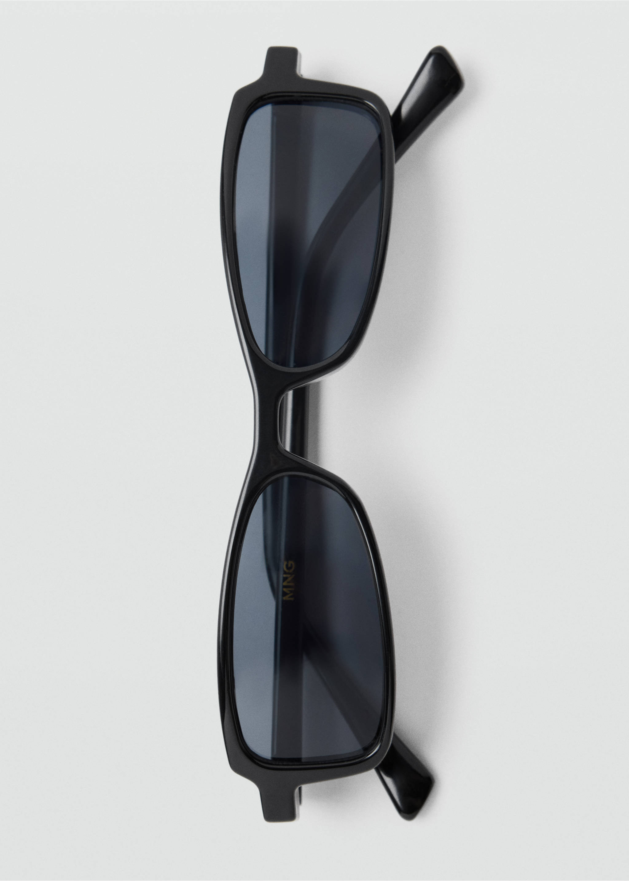 Gafas de sol negras con montura brillante y lentes oscuras tintadas., Negro. Ref: 37049138-00.
