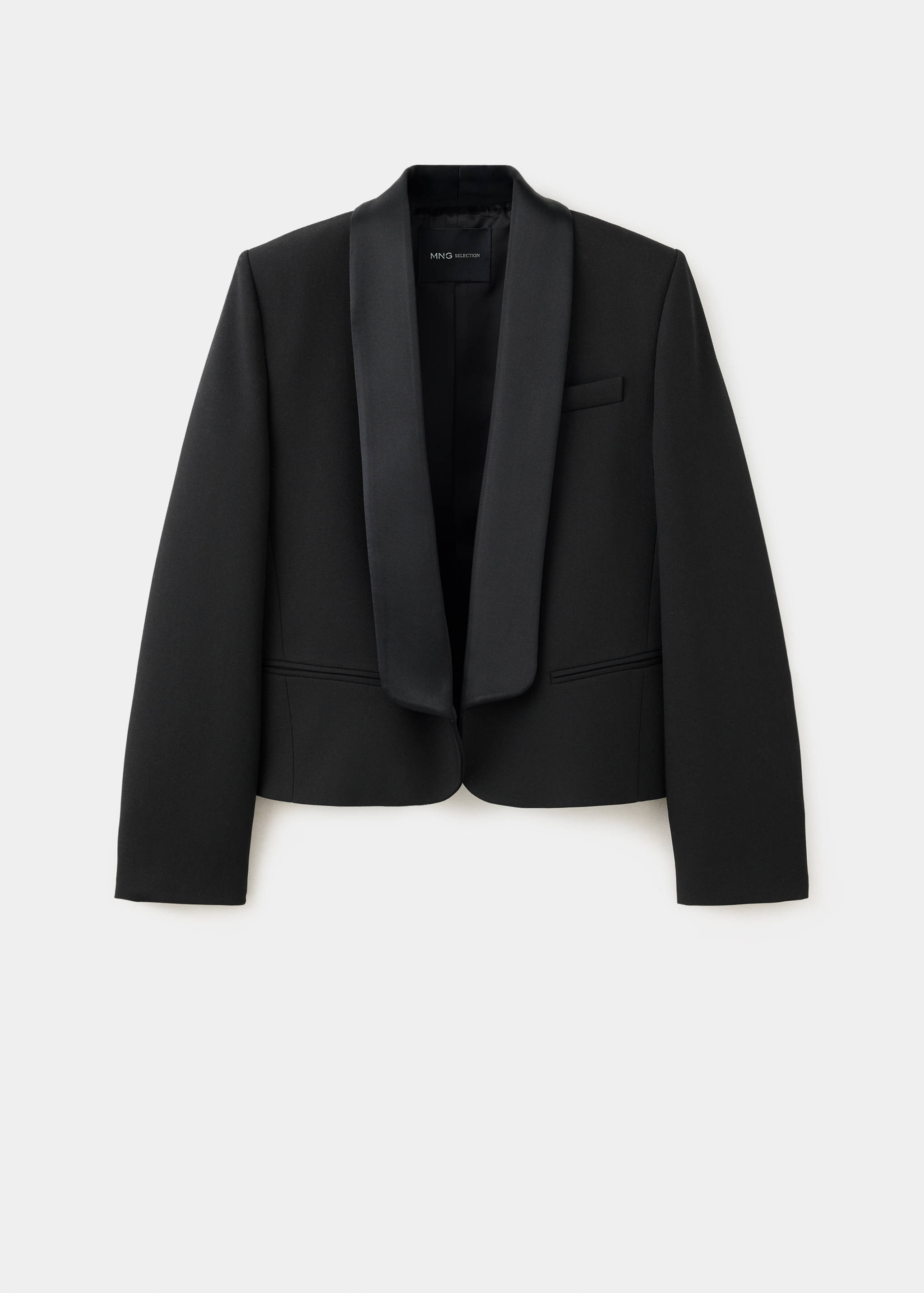 Blazer negro con solapa chal en satén.