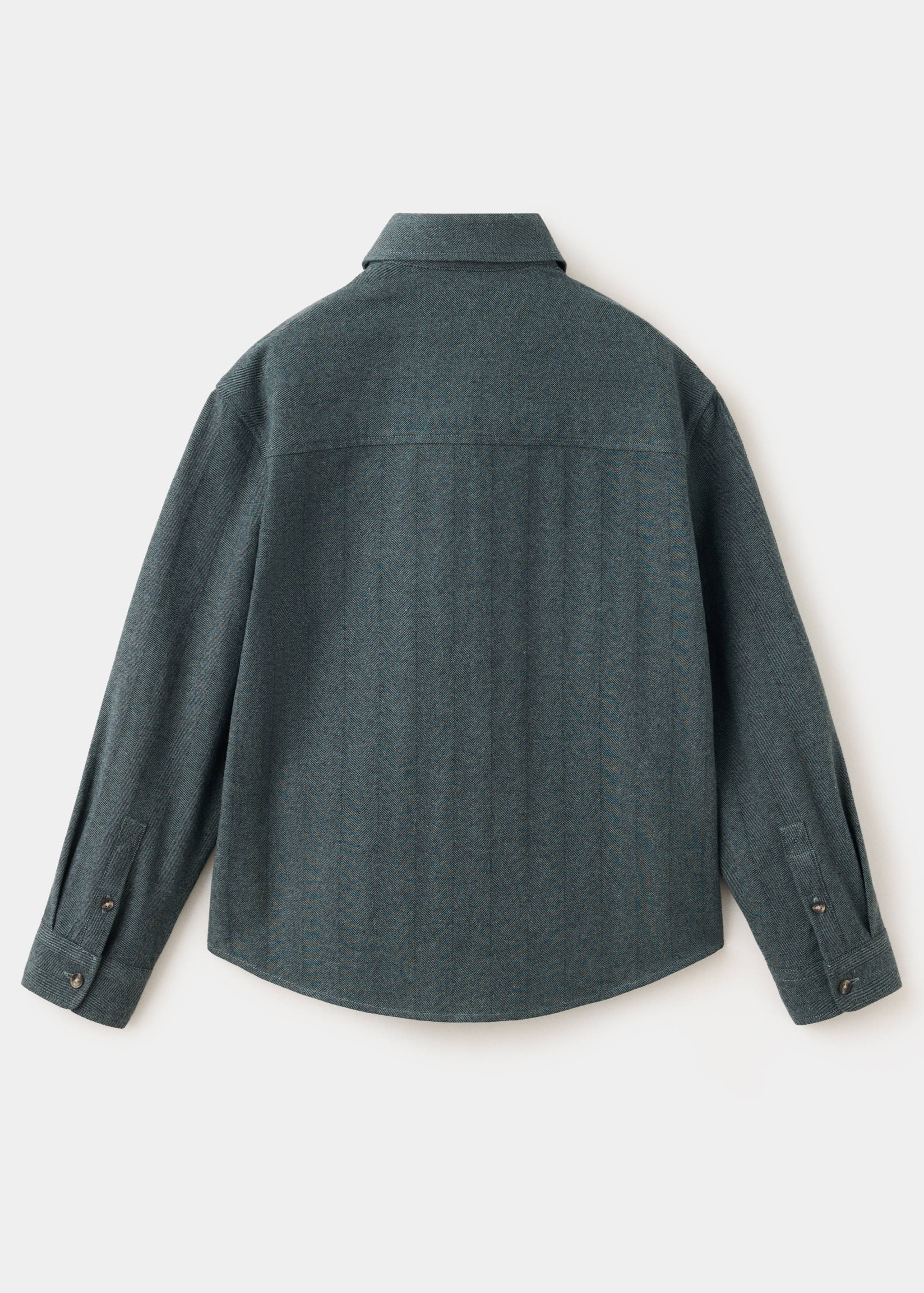 Vista trasera de una camisa azul verdoso oscuro con cuello clásico y manga larga.
