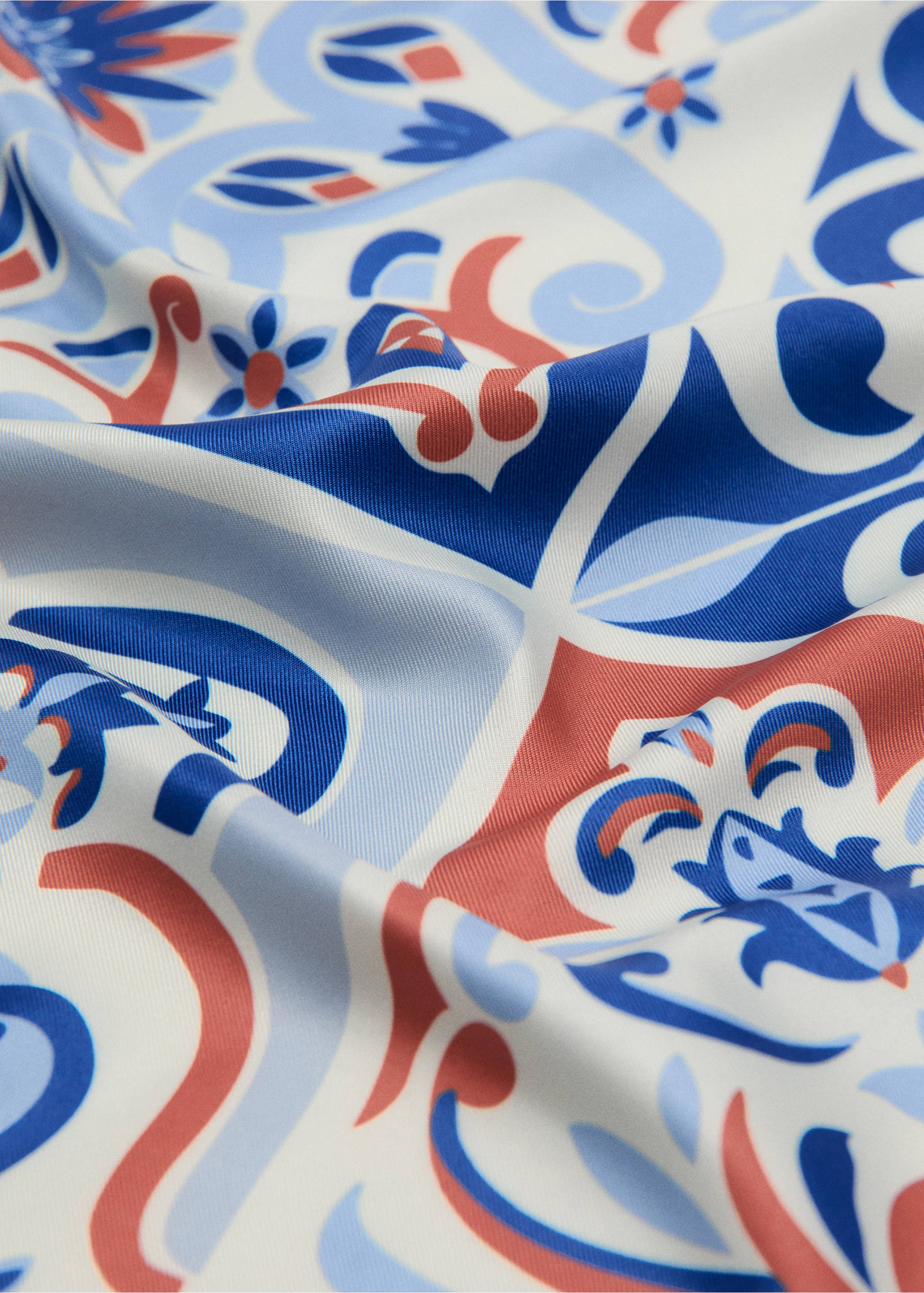 Pañuelo floral - Plano medio, Azul. Ref: 37051334-00.