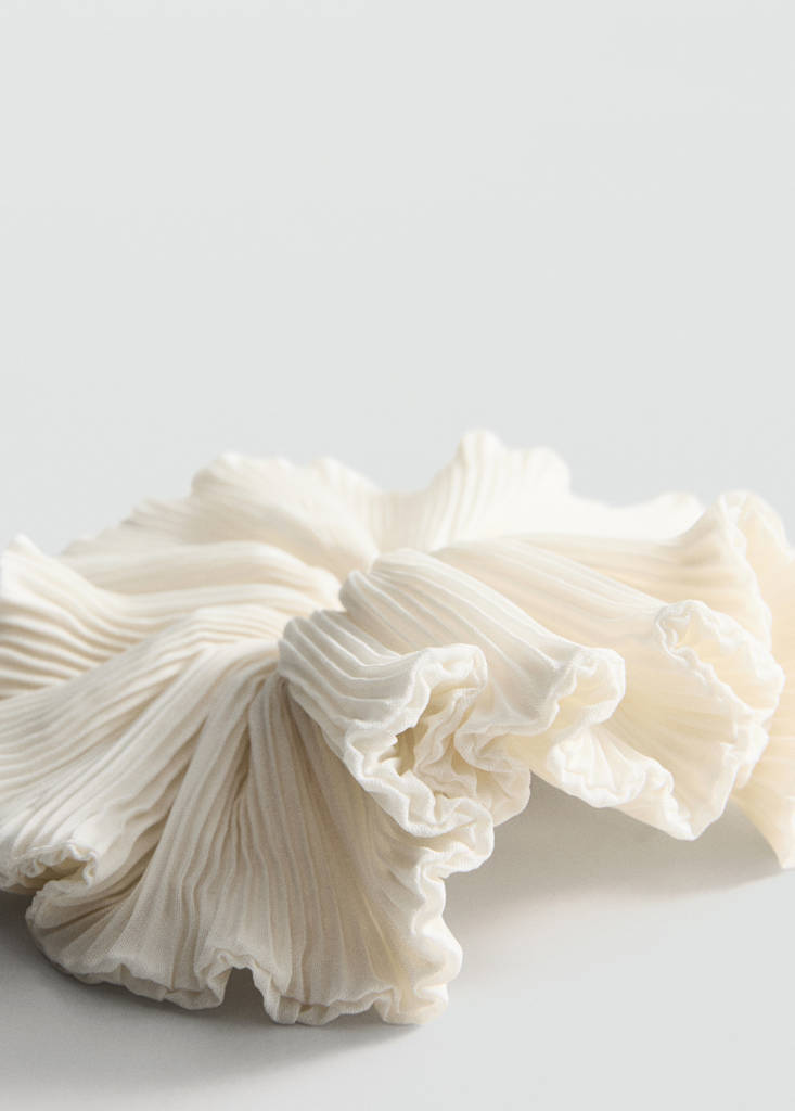 Pleated scrunchie — Ecru