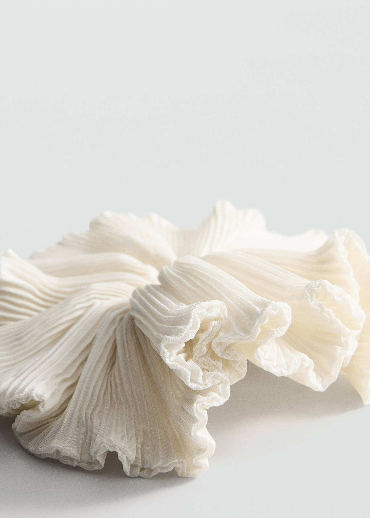 Pleated scrunchie — Ecru