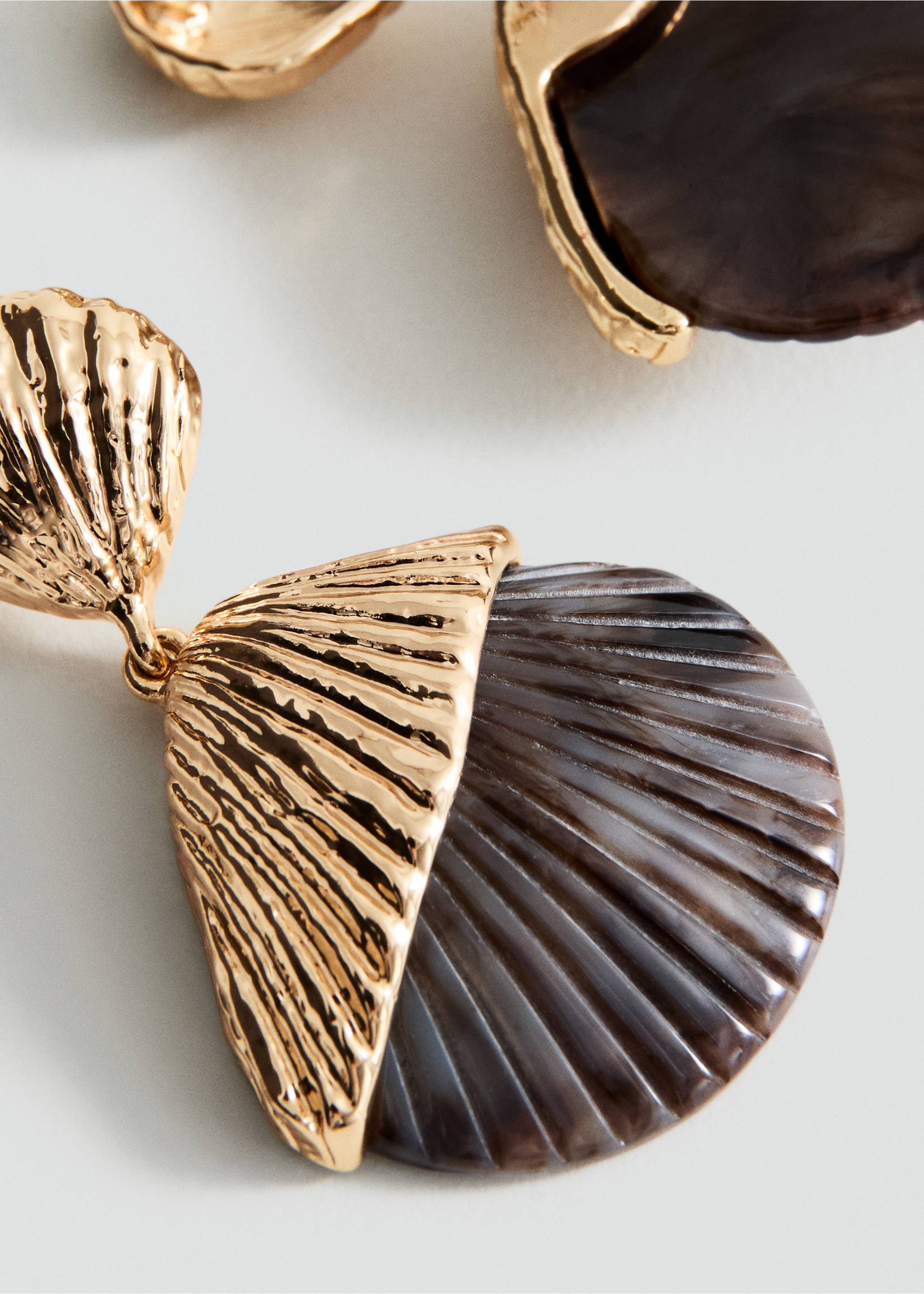Shell design earrings - Medium plane, Gold. Ref: 37051345-00.