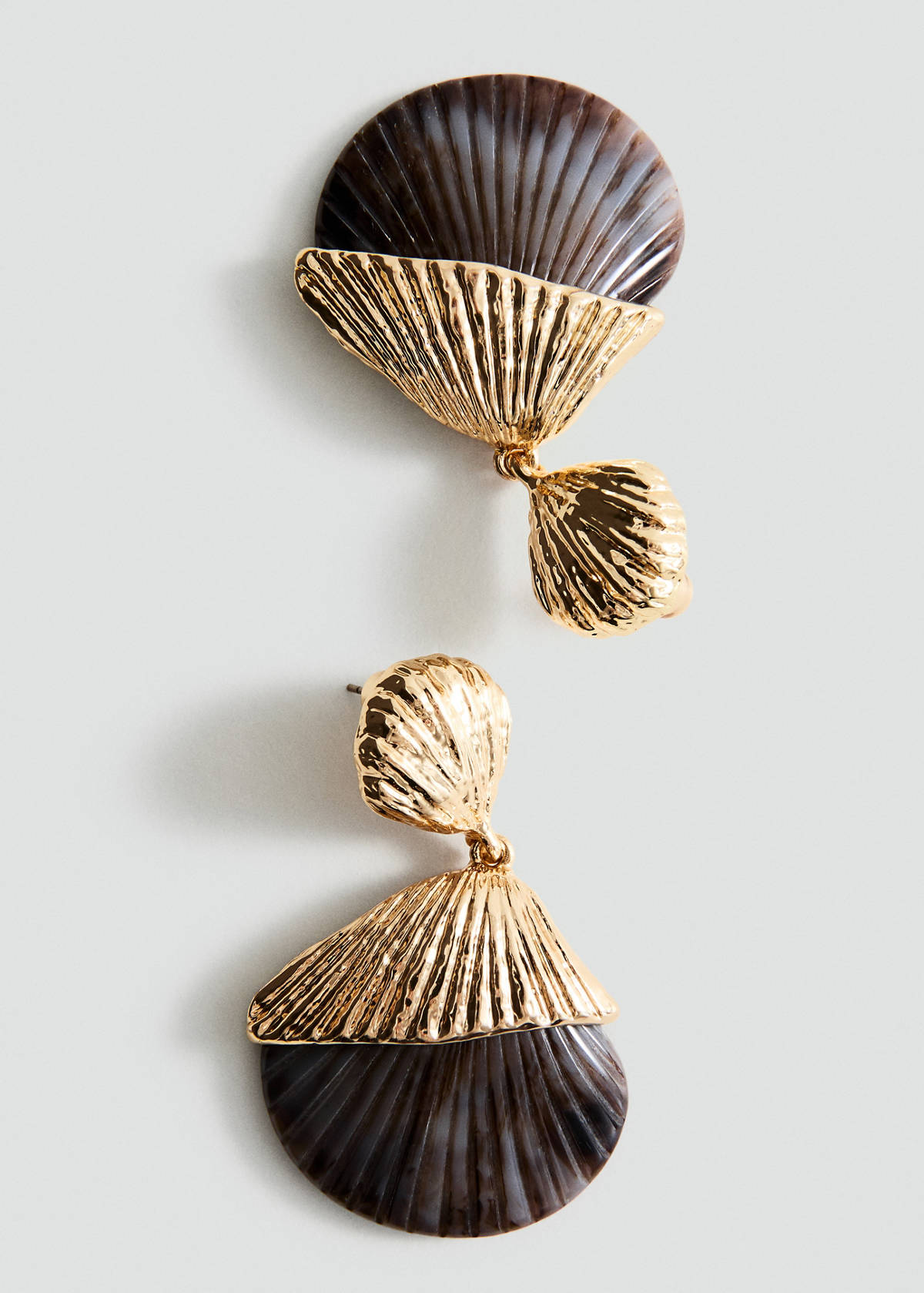 Shell design earrings — Gold