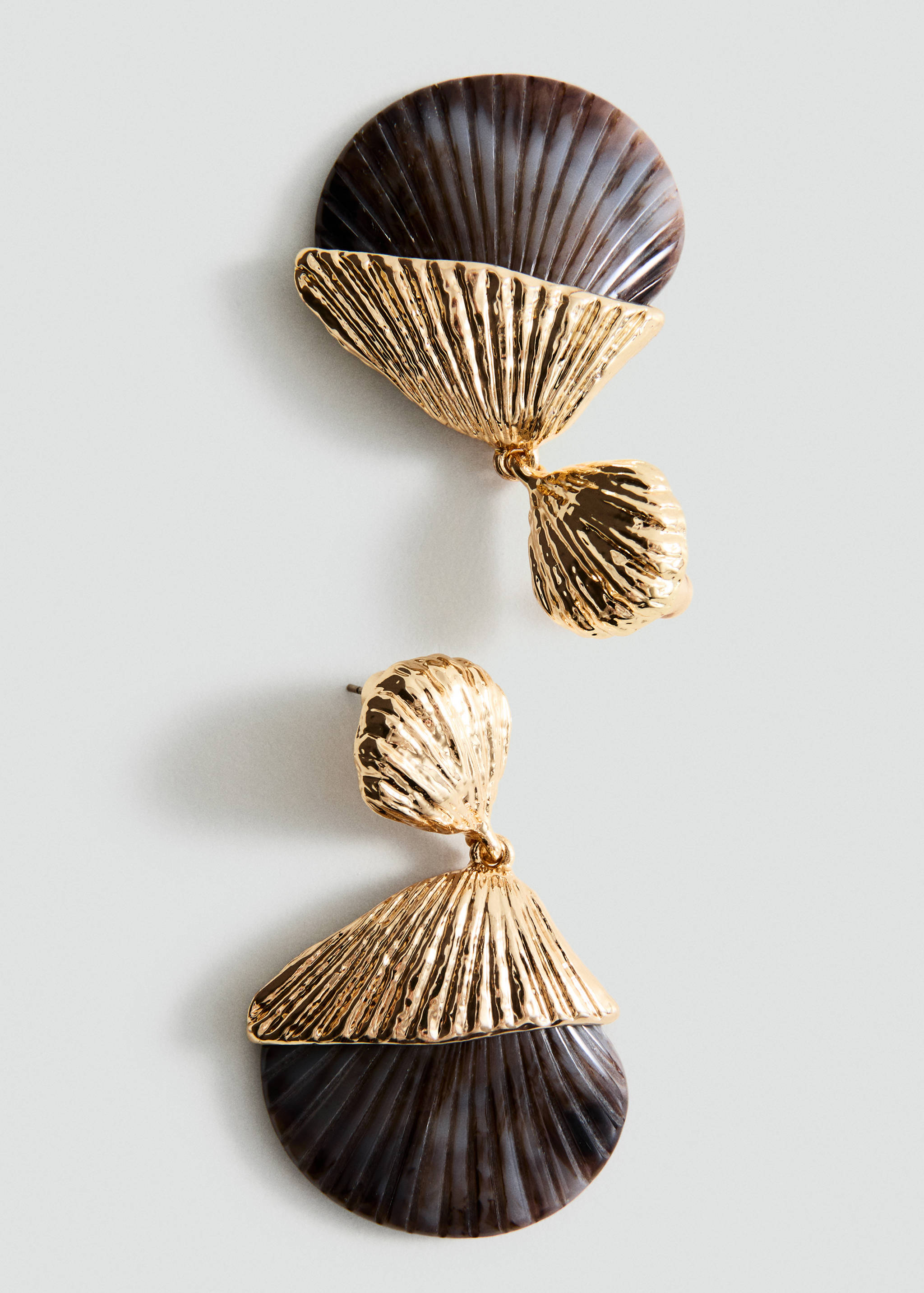 Shell design earrings - Details of the article 1