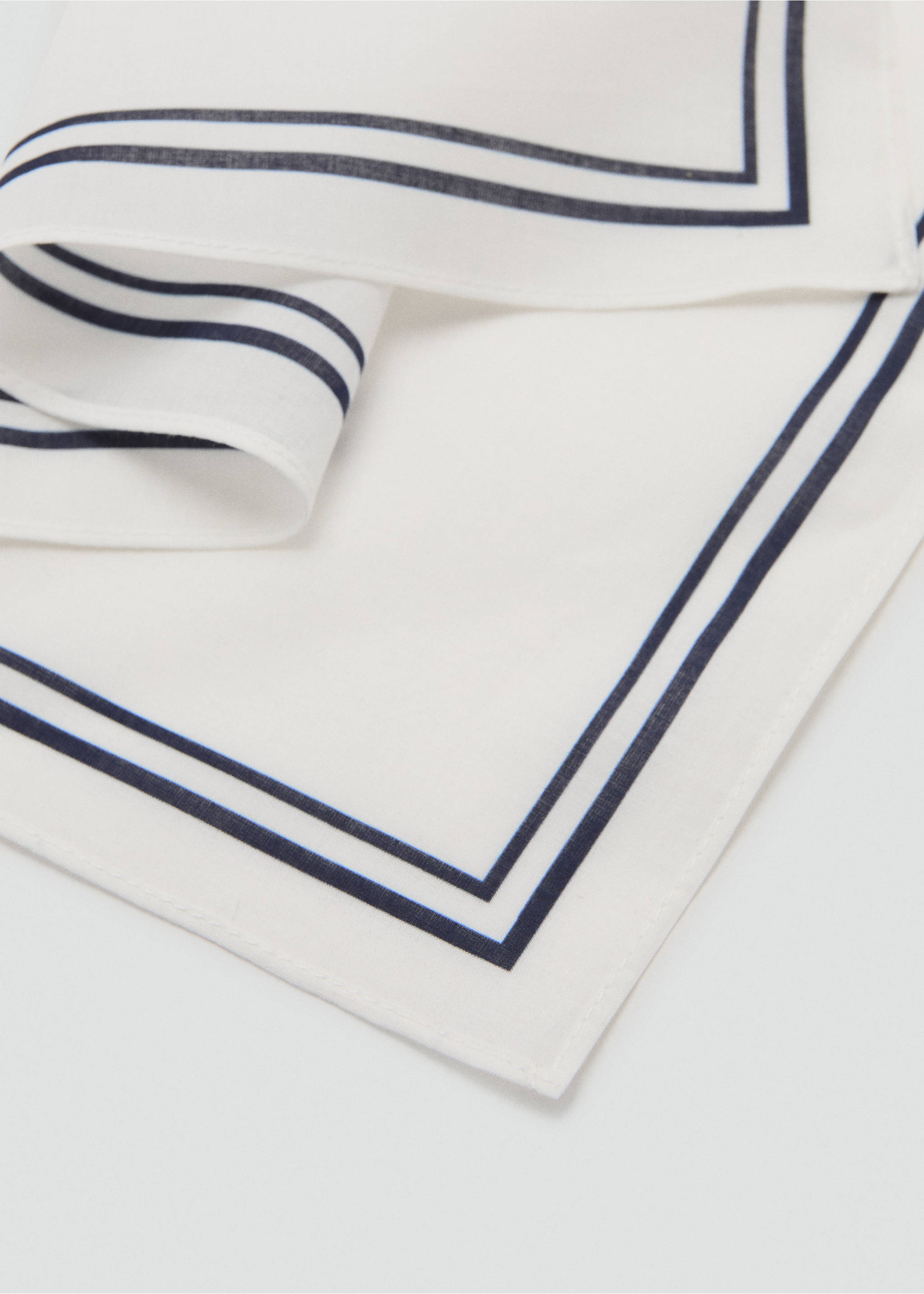 100% cotton grid handkerchief - Medium plane, White. Ref: 37051356-00.