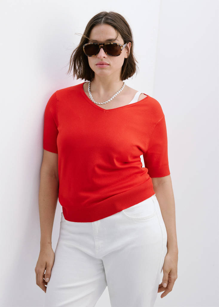 V-neck knit sweater — Red