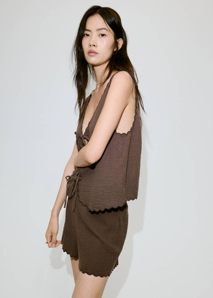Cotton shorts with scalloped details