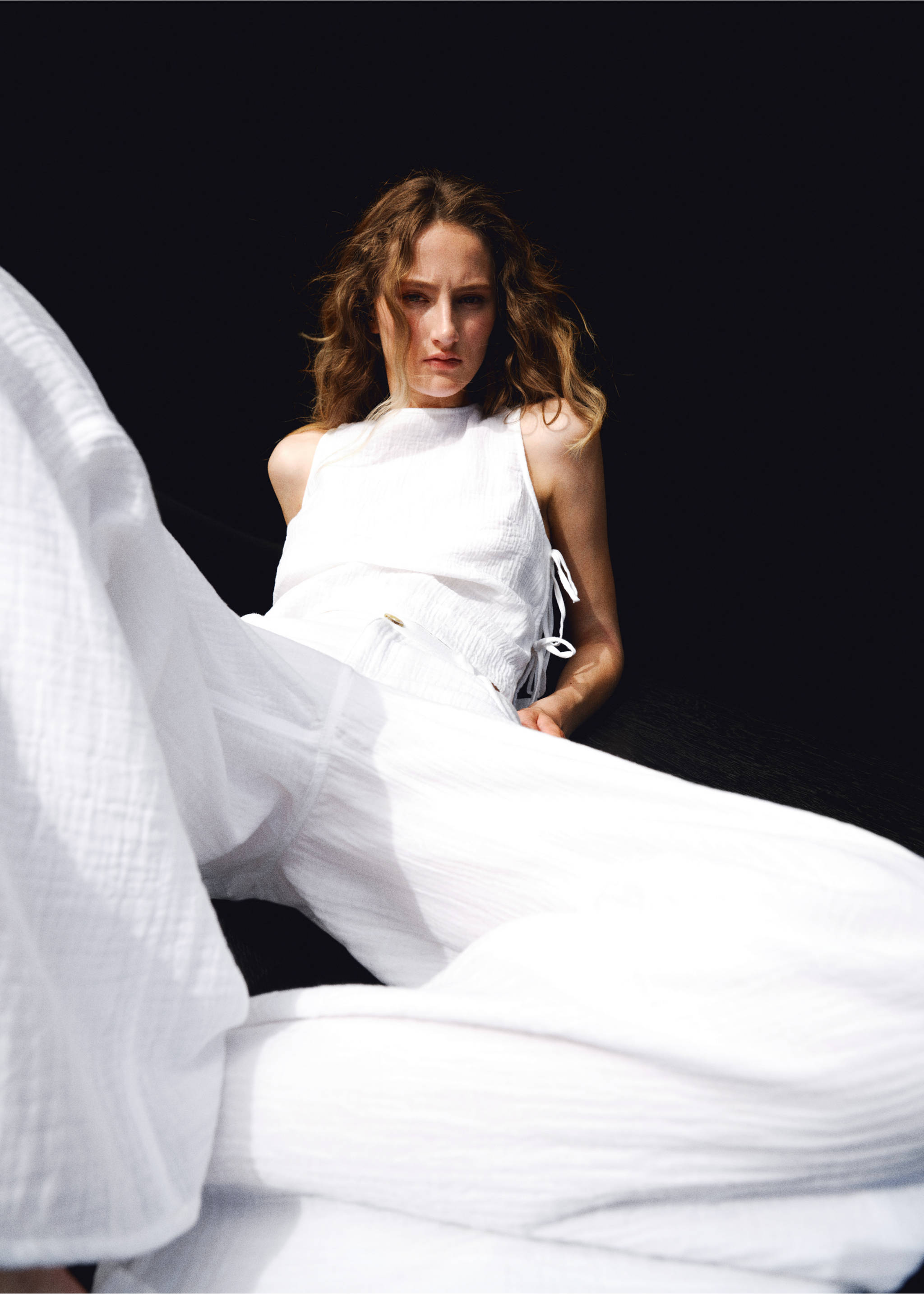 Straight-leg crinkle trousers with a mid-rise - Details of the article 1, White. Ref: 37051376-00.