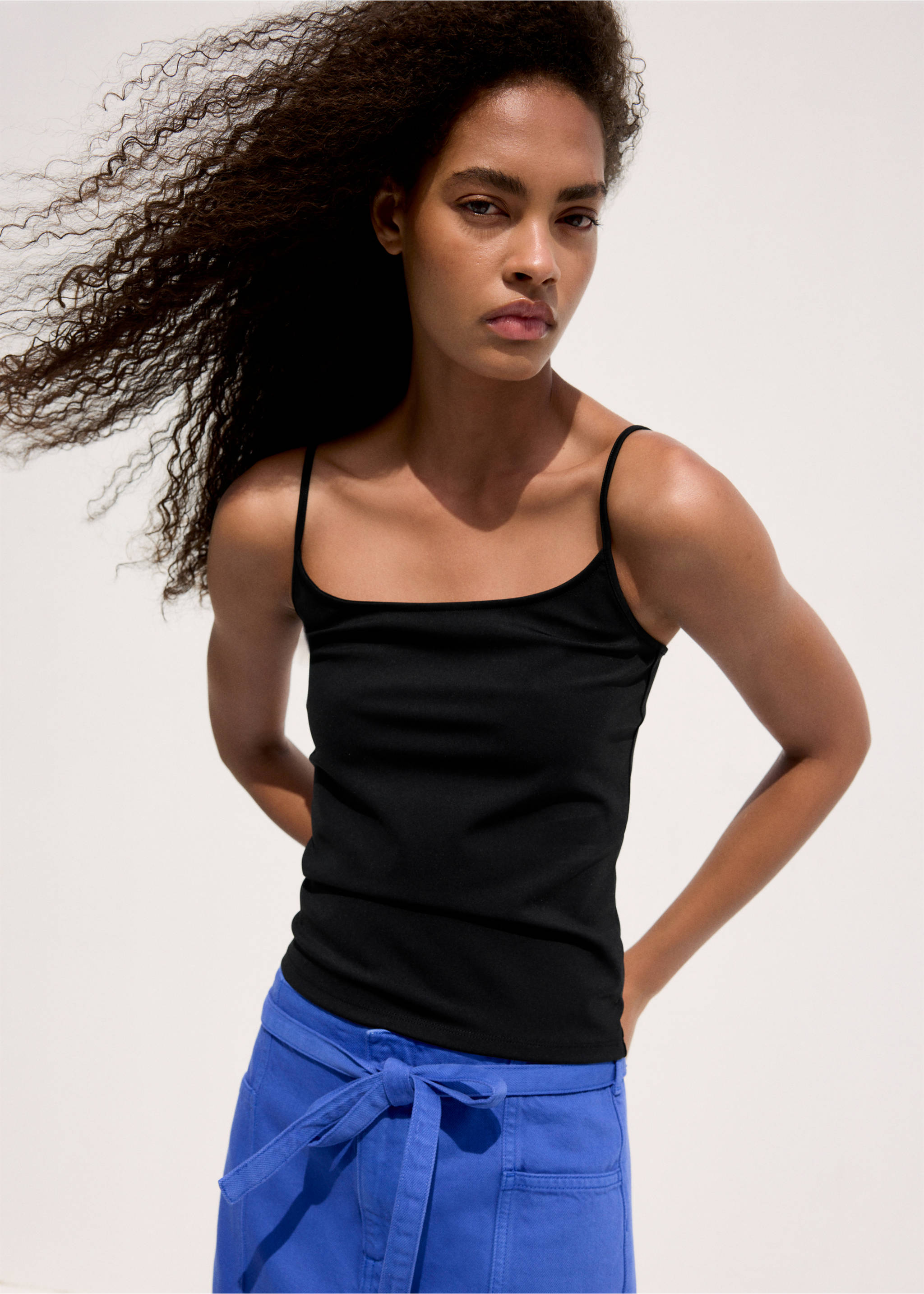 Fitted top with thin straps - Medium plane, Black. Ref: 37051378-00.