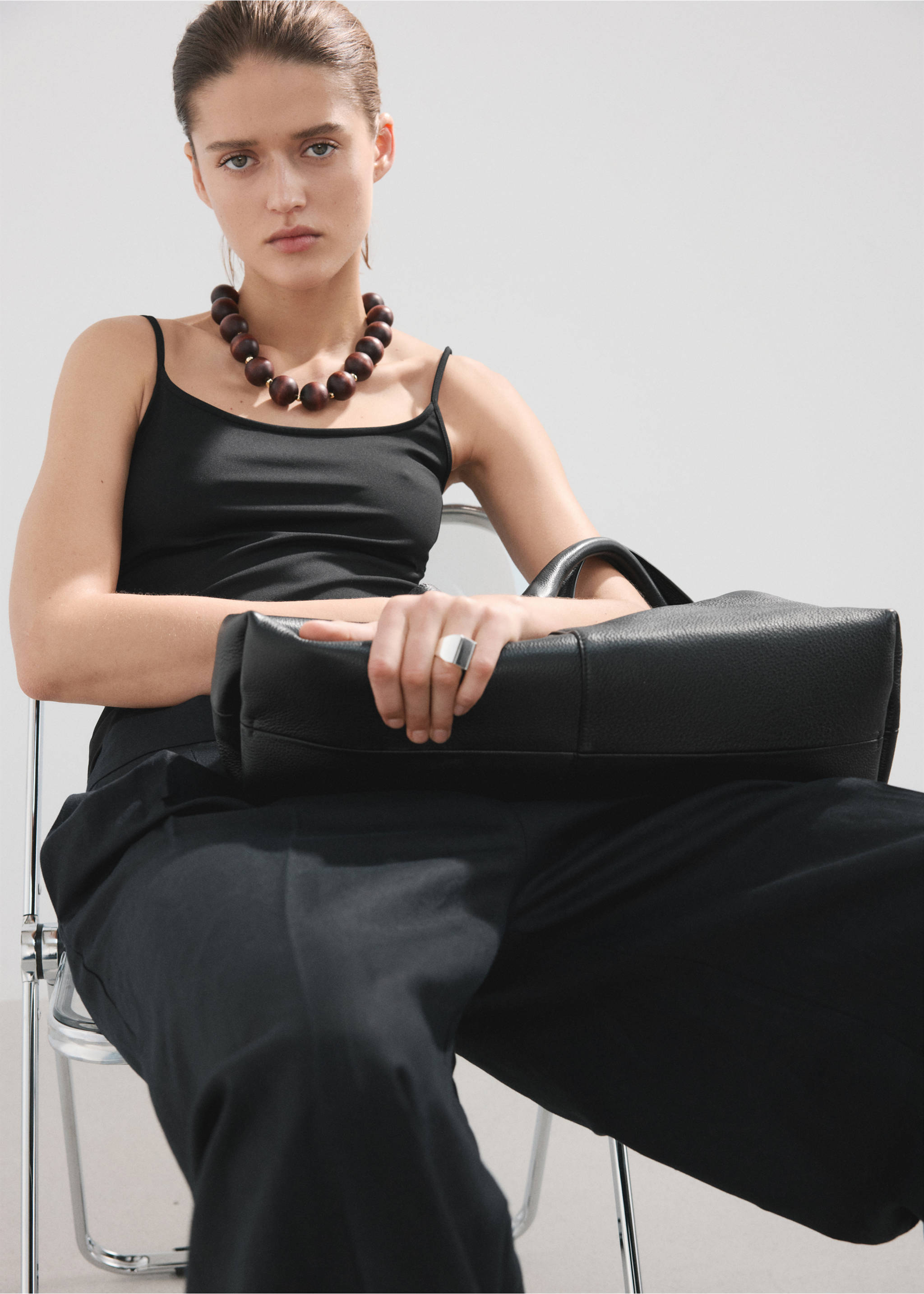 Fitted top with thin straps - Details of the article 2, Black. Ref: 37051378-00.