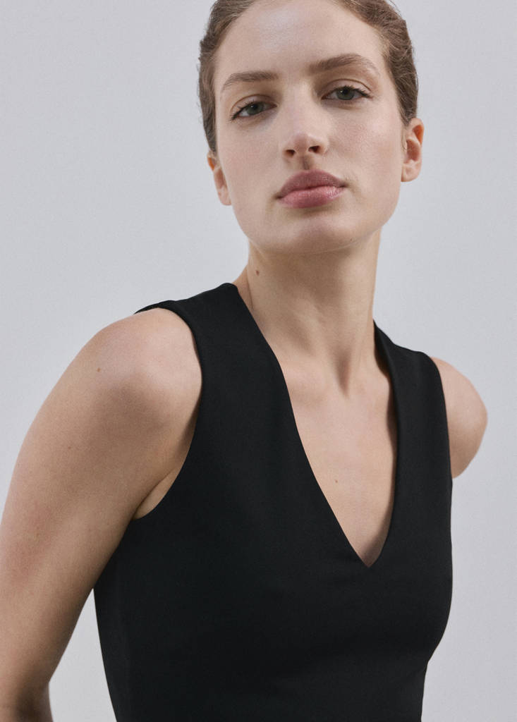 Fitted V-neck top — Black