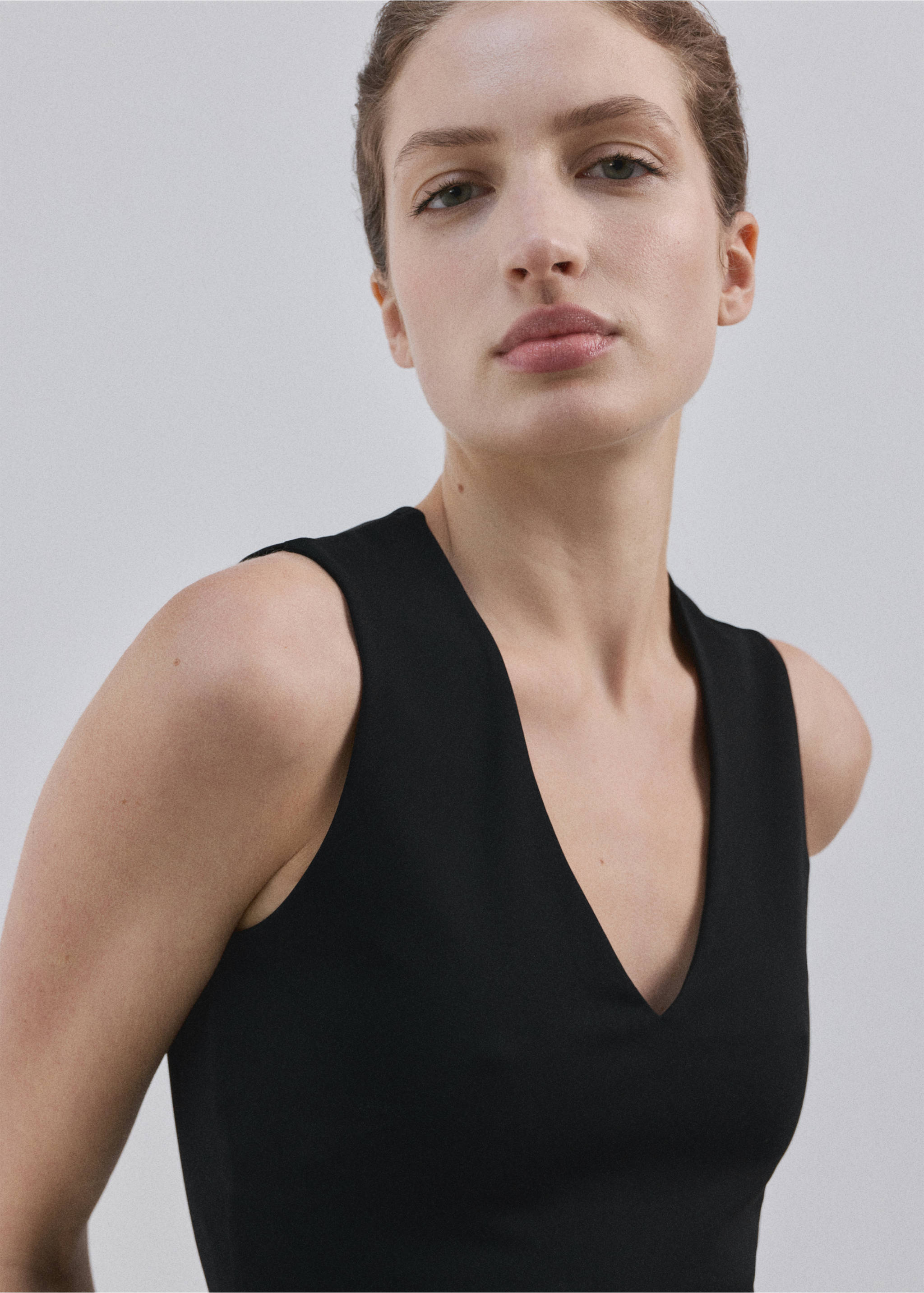 Fitted V-neck top - Details of the article 1, Black. Ref: 37051379-00.