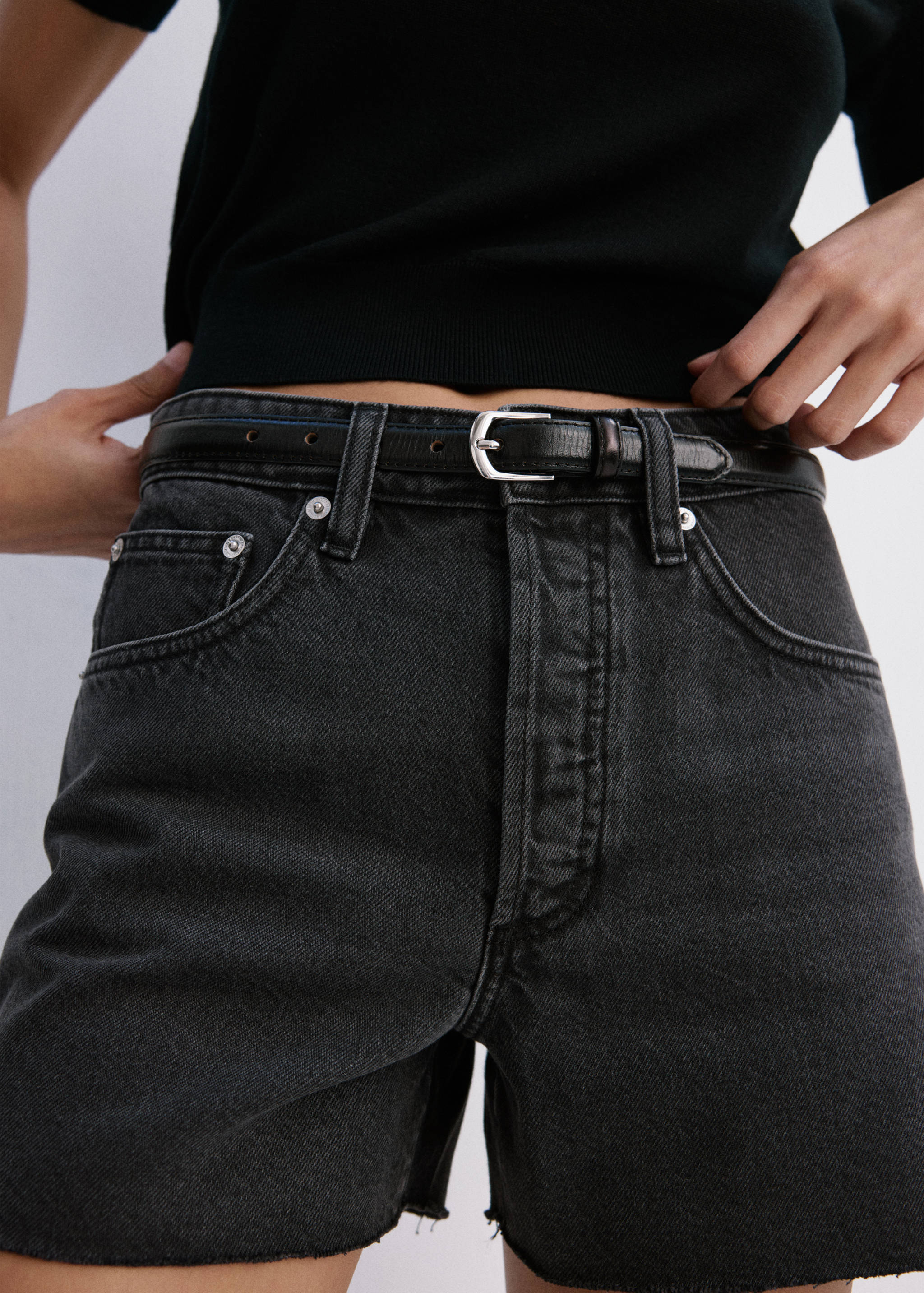 Denim shorts with frayed hem - Medium plane
