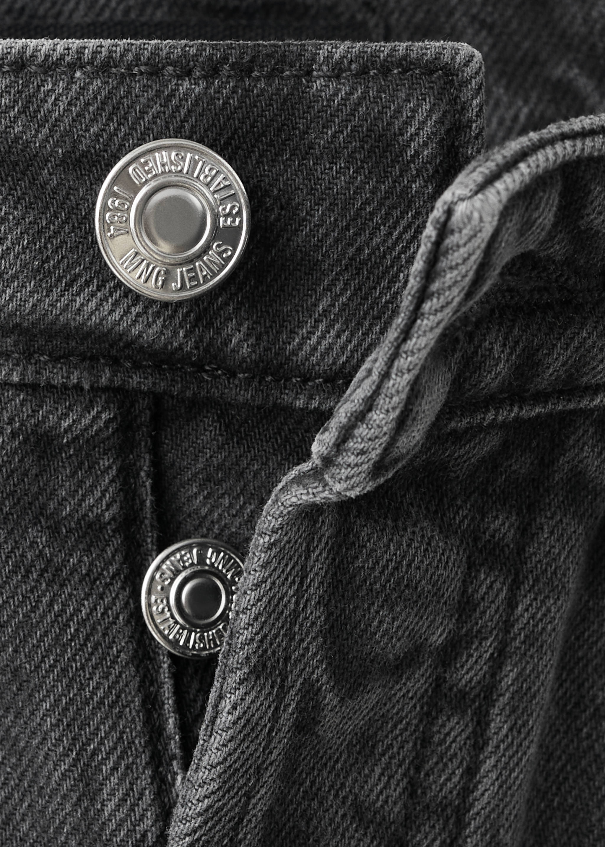 Denim shorts with frayed hem - Details of the article 8