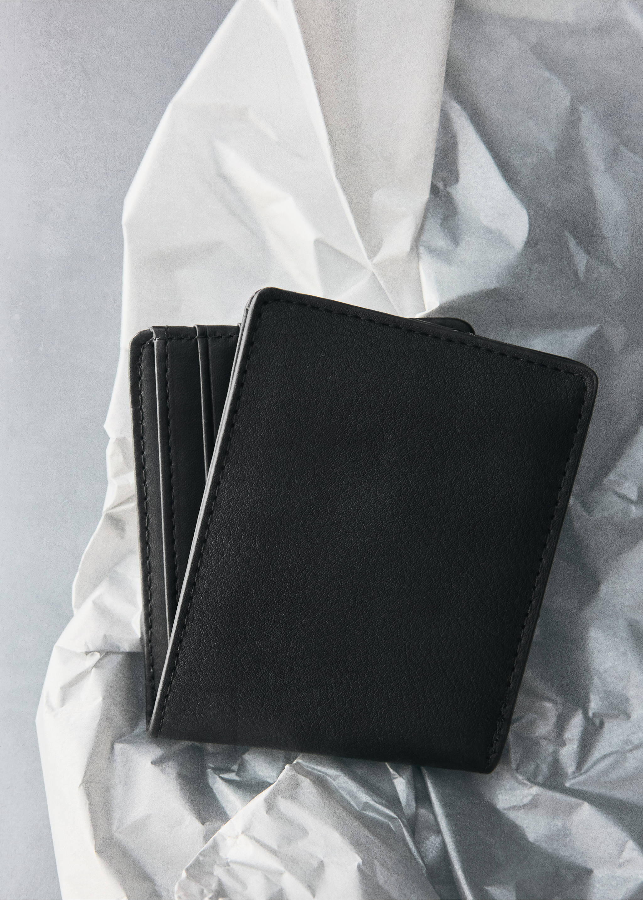 Wallet with embossed effect - Details of the article 5, Black. Ref: 37051394-00.