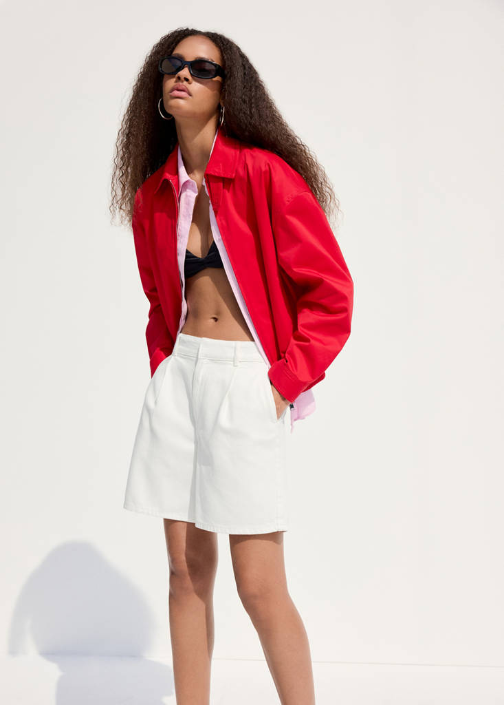 Mid-rise denim bermuda shorts with pleats — Off White