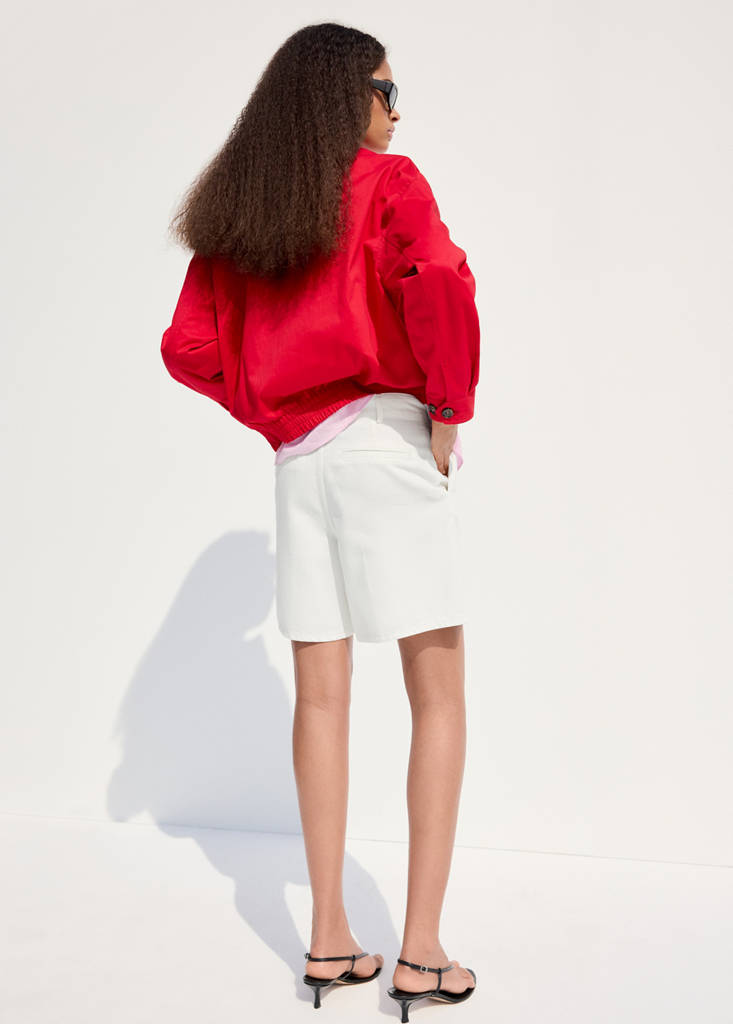 Mid-rise denim bermuda shorts with pleats — Off White