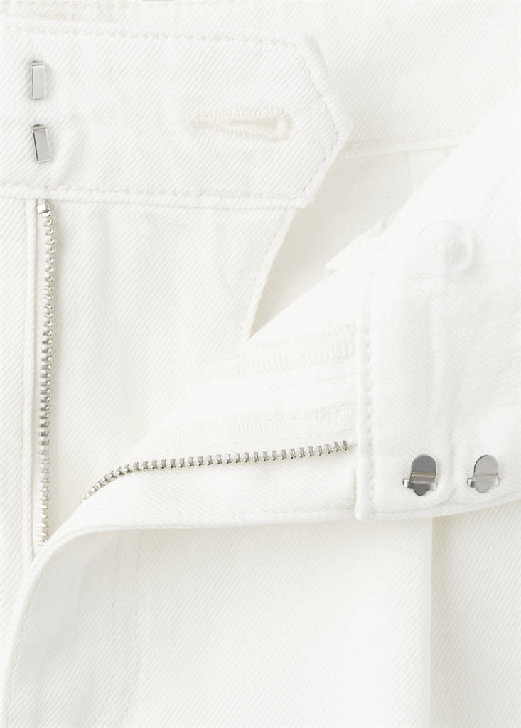 Mid-rise denim bermuda shorts with pleats — Off White