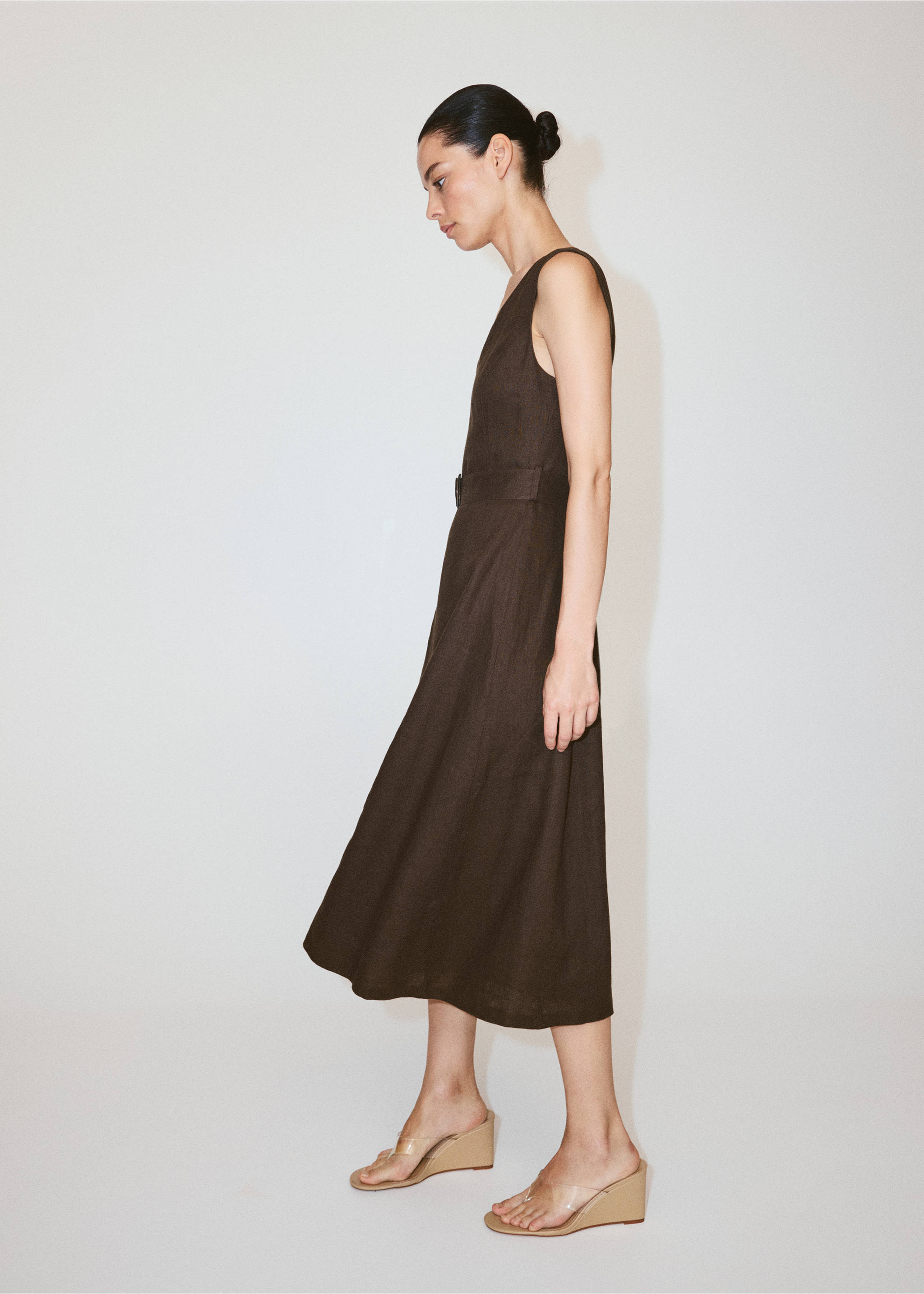 Linen midi-dress with belt - General plane, Chocolate. Ref: 37051414-00.