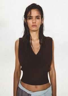 V-neck knitted waistcoat — Coffee 1