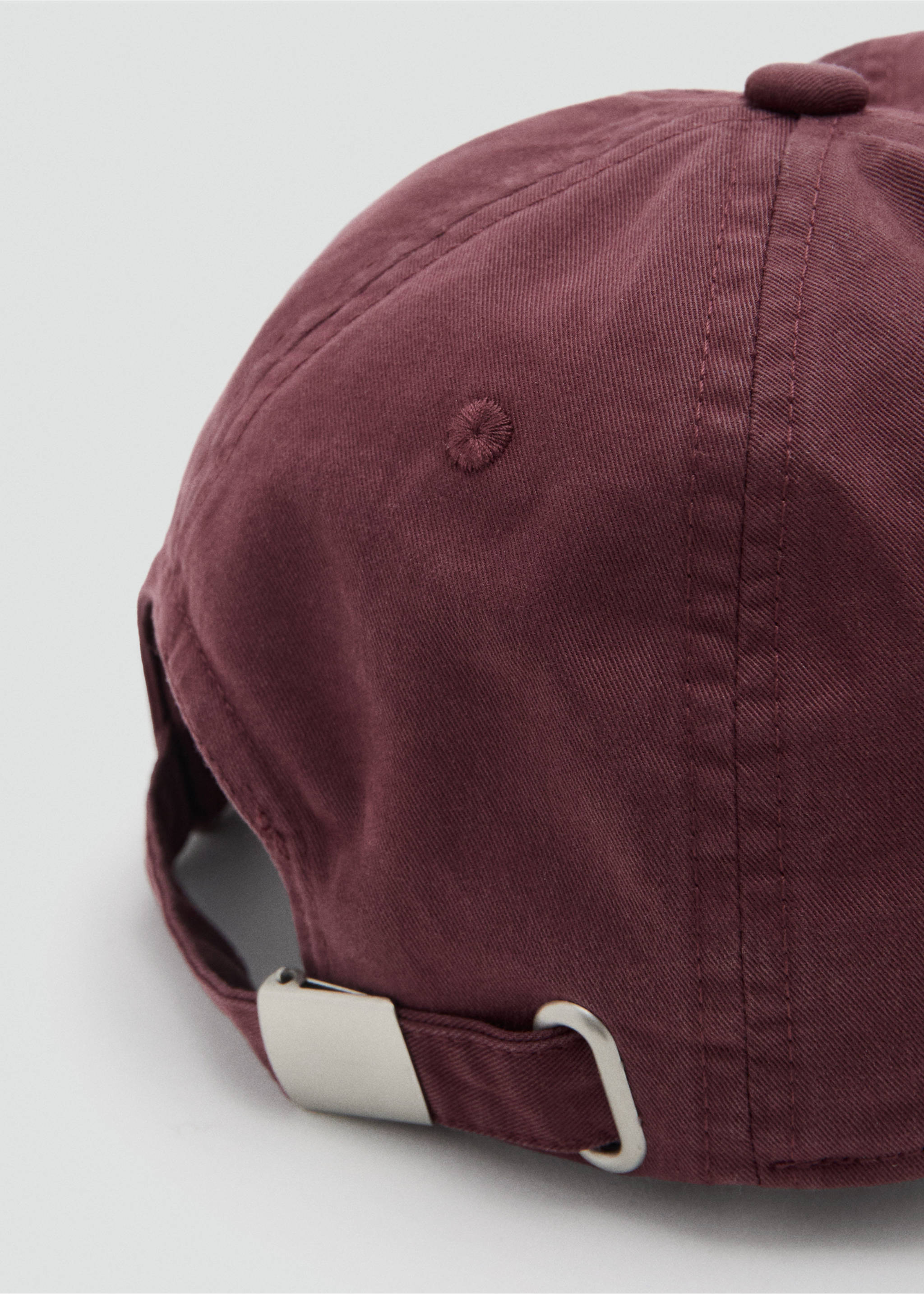 Embroidered detail cap - Details of the article 1, Maroon. Ref: 37051447-00.