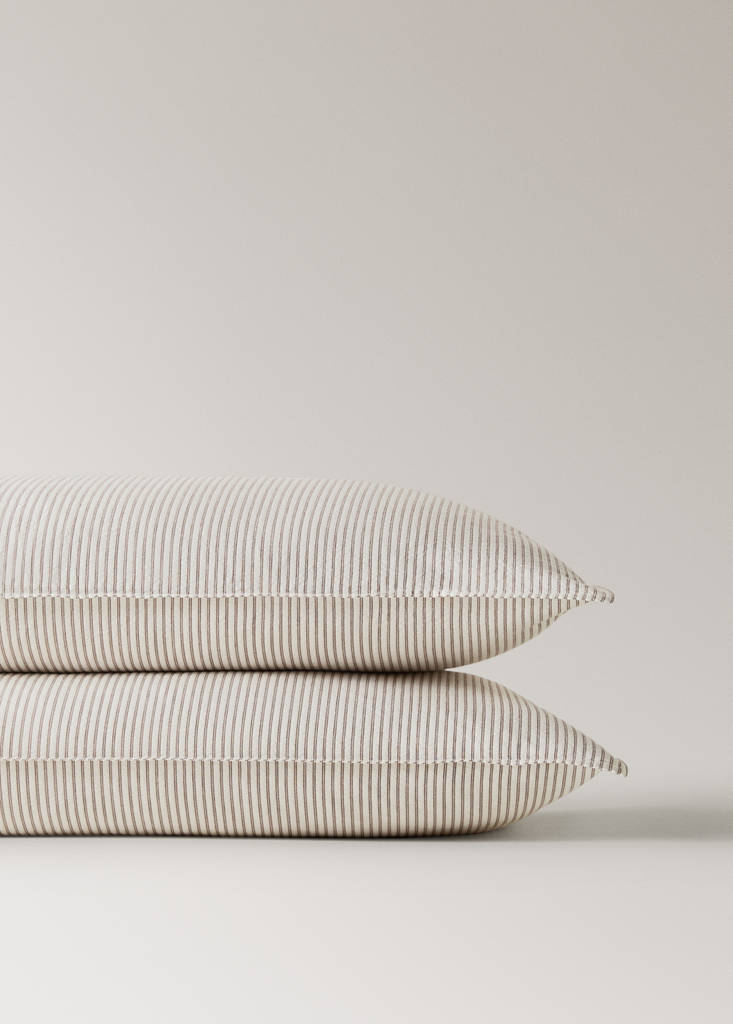 Two seersucker cotton pillowcases with fine stripes 50x75 cm — Coffee