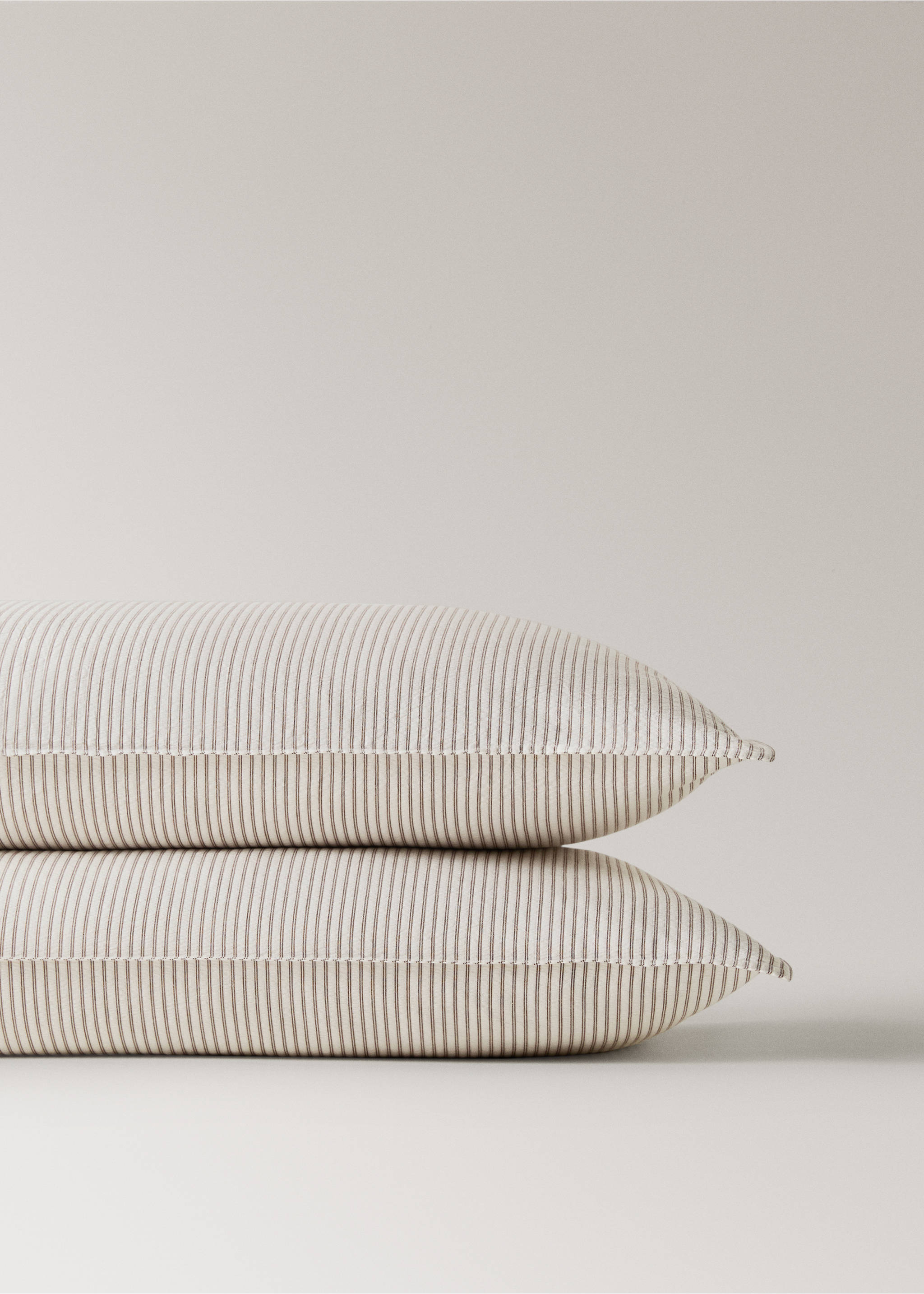 Two seersucker cotton pillowcases with fine stripes 50x75 cm - Details of the article 1, Coffee. Ref: 37051460-00.